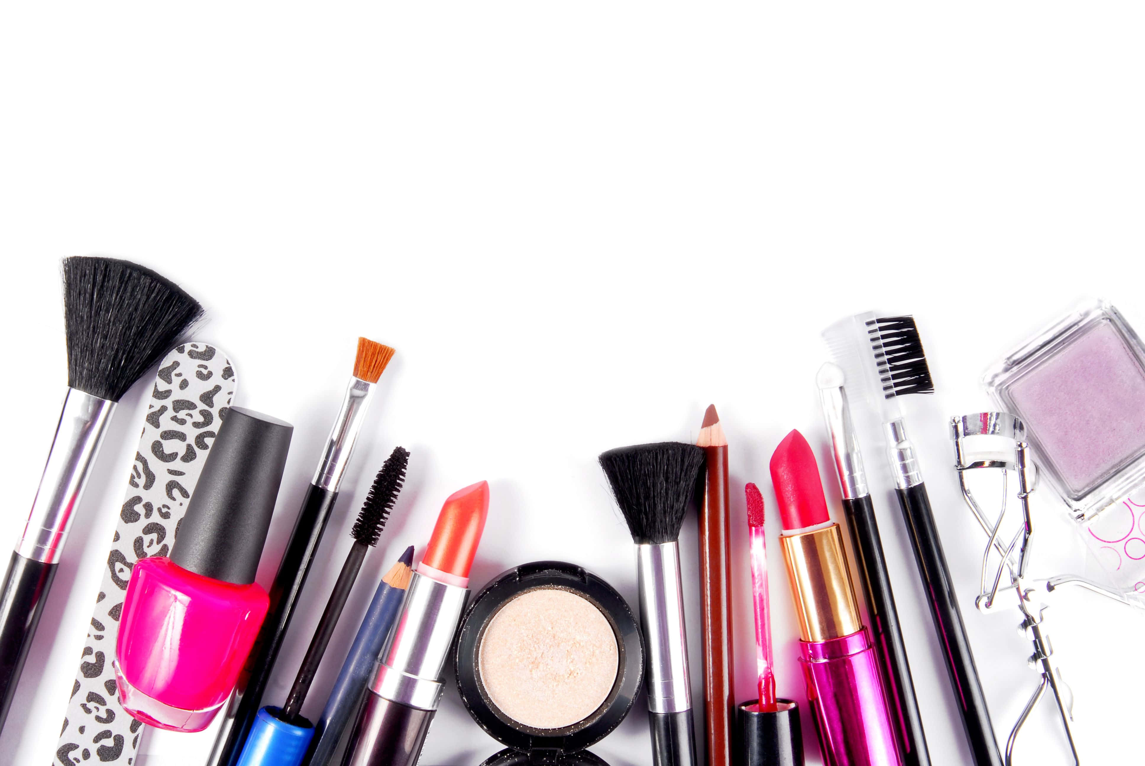 Cosmetics 桌布 壁紙 — 一系列色彩繽紛的化妝刷、唇膏和化妝品整齊地排列在純白背景上。