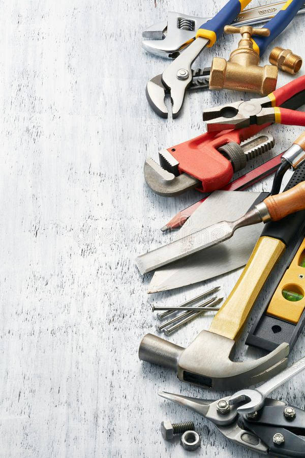Plumbing 桌布 壁紙 — 一系列色彩繽紛的手工具，如錘子、鉗子和扳手，排列在經過風化的白色木質表面上。