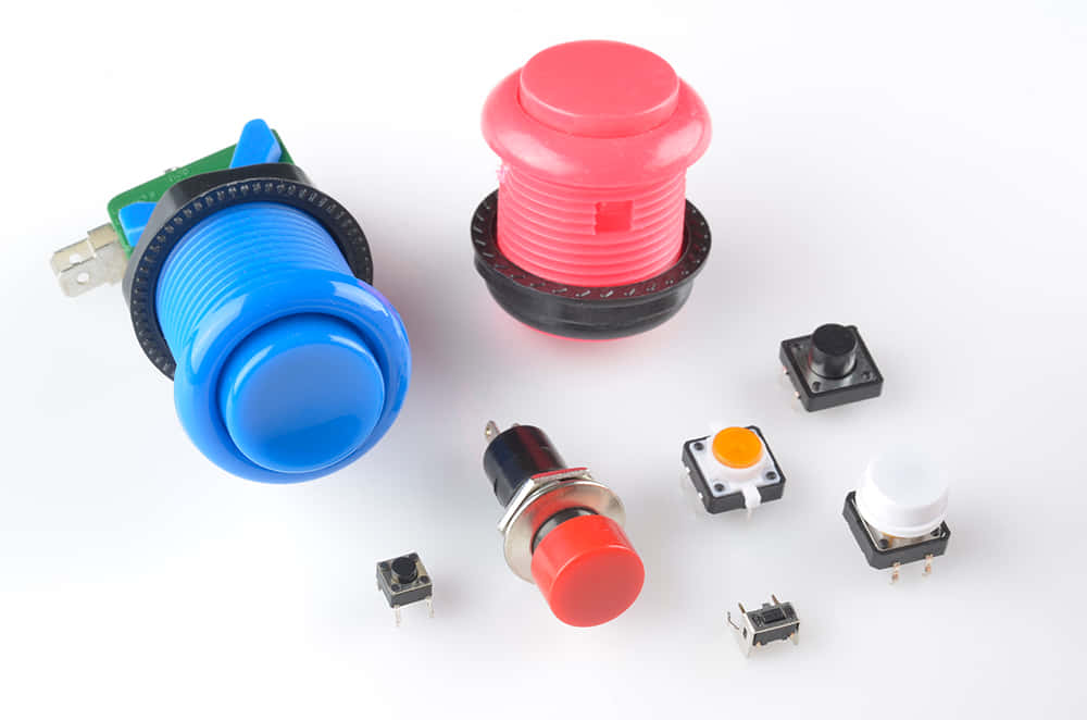 Buttons 桌布 壁紙 — 一系列色彩繽紛的電子按鈕和開關，排列在乾淨的白色背景上。