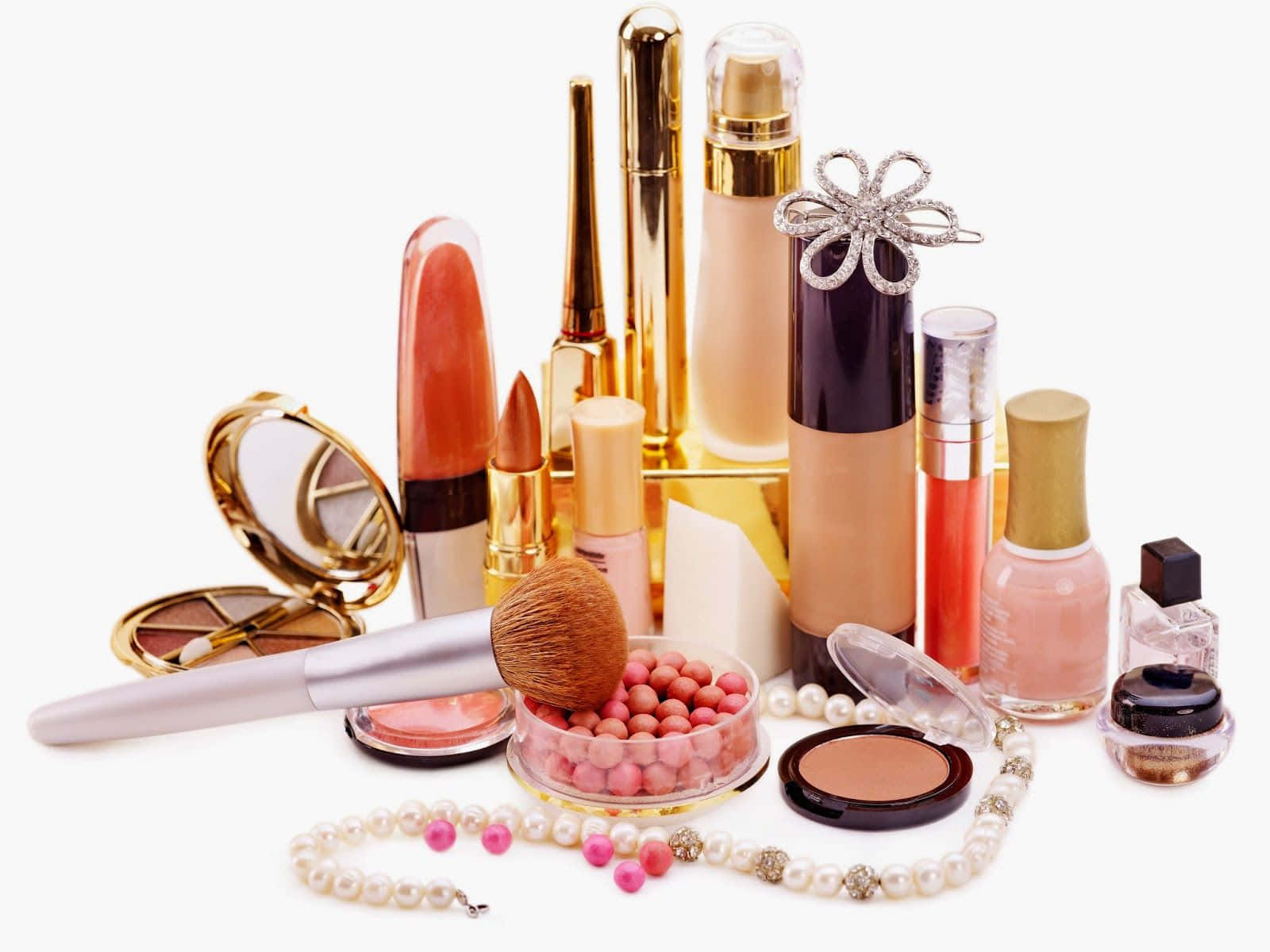 Cute Makeup 桌布 壁紙 — 一系列華麗的化妝品和美容產品，排列在白色背景上，帶有金色點綴和粉紅色珍珠。