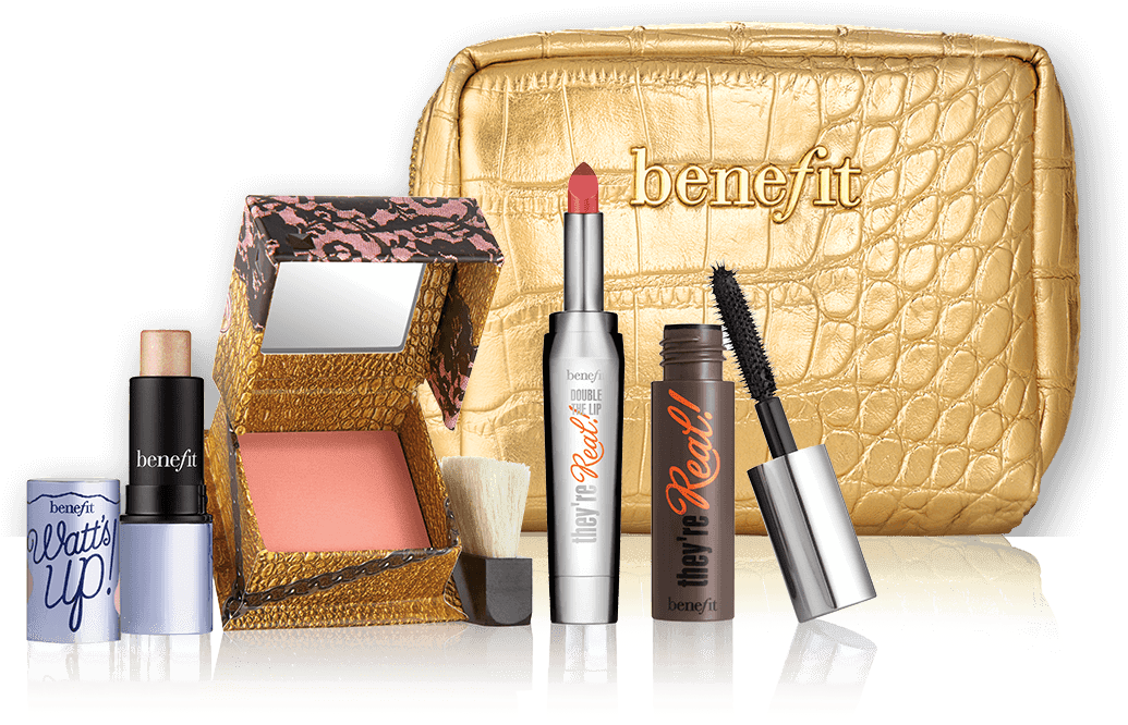 彩妝 桌布 壁紙 — 一系列迷人的 Benefit 化妝品，包括唇膏、睫毛膏、腮紅和粉餅，排列在反光表面上，配以金色鱷魚紋化妝包。