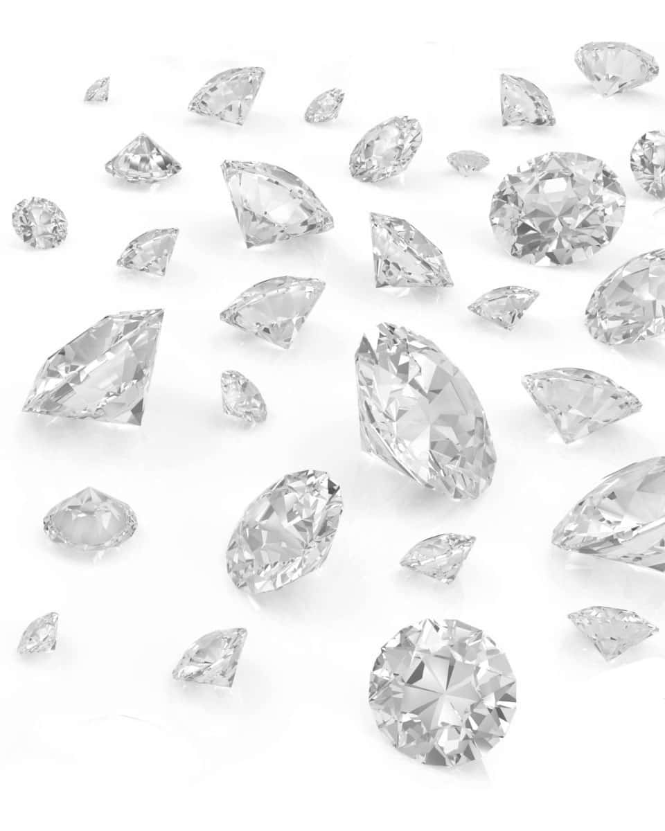diamonds 桌布 壁紙 — 一系列閃耀的切割鑽石散落在純白表面上，以銳利的光芒反射光線。