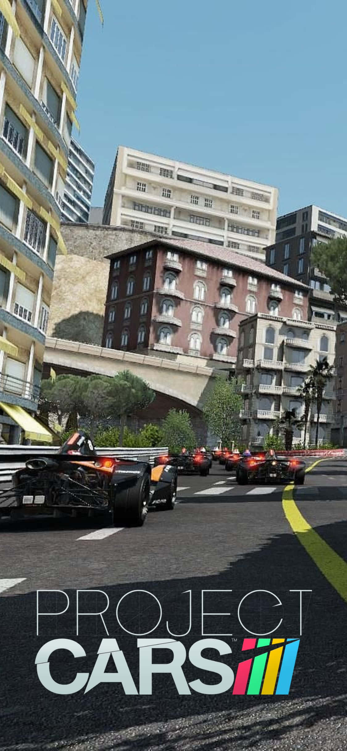 iPhone Xs Project Cars 桌布 壁紙 — 一級方程式賽車在晴朗藍天下，穿過高樓大廈林立的狹窄城市賽道飛馳。