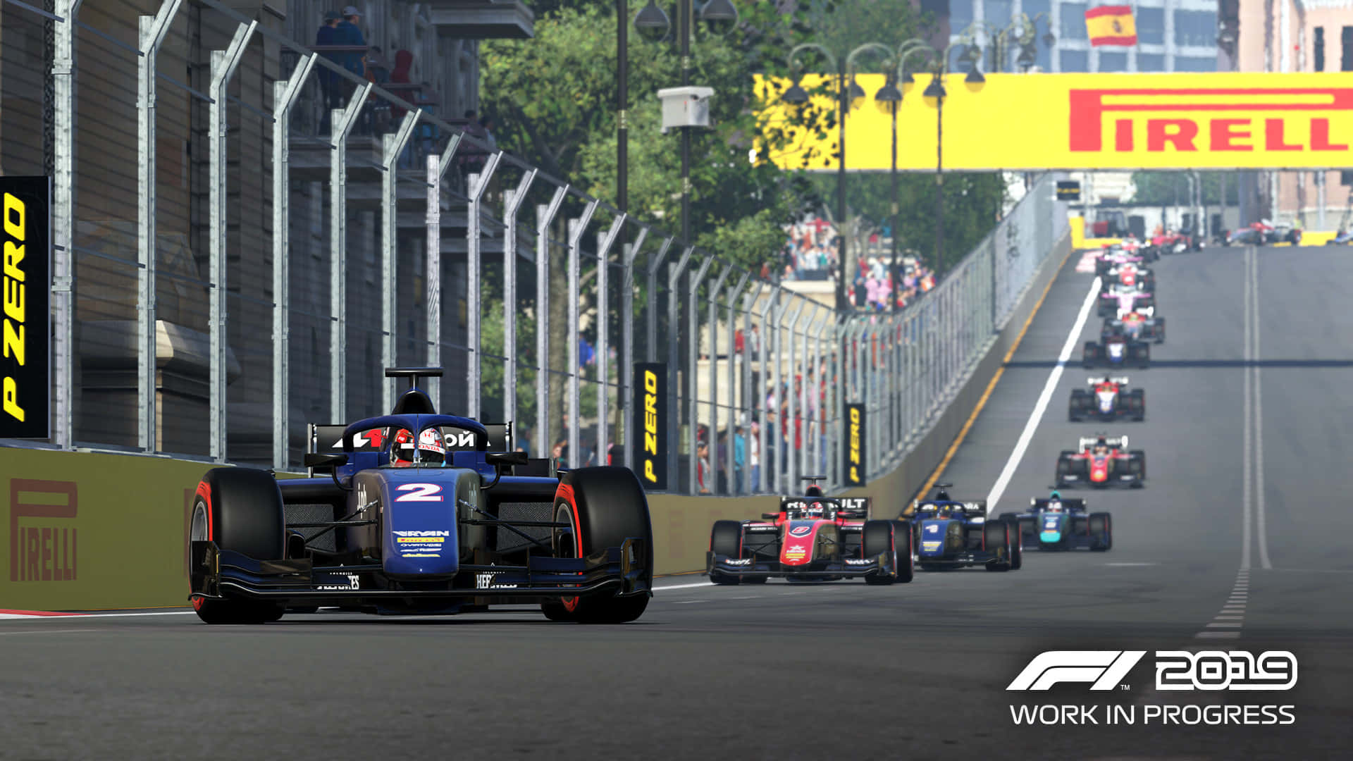 Formula One 桌布 壁紙 — 一級方程式賽車在陽光明媚的城市賽道上奔馳，賽道上有 Pirelli 品牌標誌，安全護欄後有歡呼的人群。