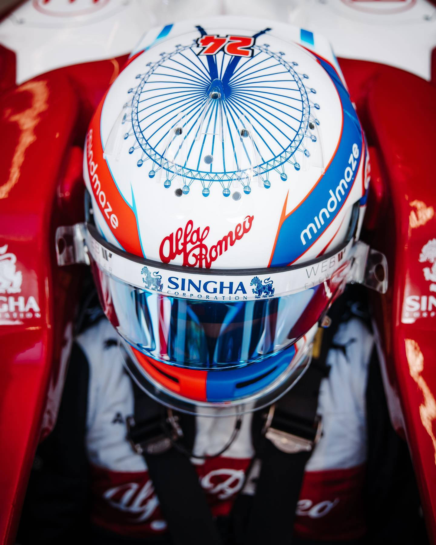 Racing 桌布 壁紙 — 一級方程式賽車手頭盔的特寫，頭盔上帶有倫敦眼設計和阿爾法羅密歐品牌標誌，位於紅色賽車駕駛艙內。