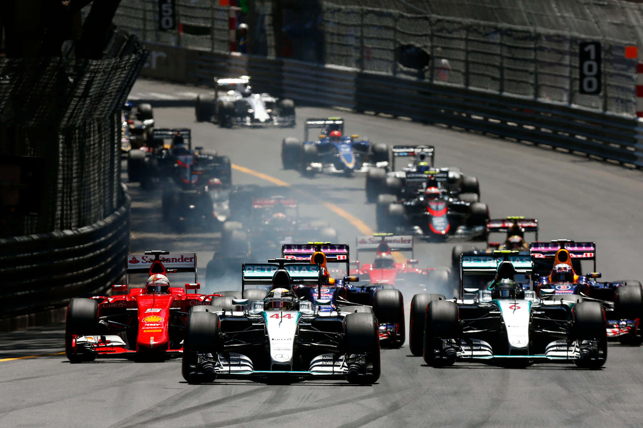 HD F1 2016 桌布 壁紙 — 一級方程式賽車群在陽光照耀的彎道上緊密飛馳，身後留下輪胎煙霧。