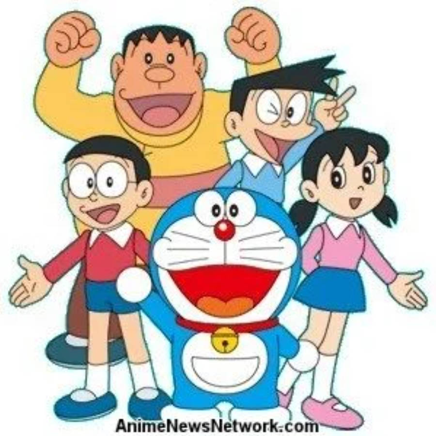 doraemon 4K 桌布 壁紙 — 一組五個動漫角色愉快地一起擺姿勢，露出燦爛的笑容並舉起拳頭，背景是純白色。