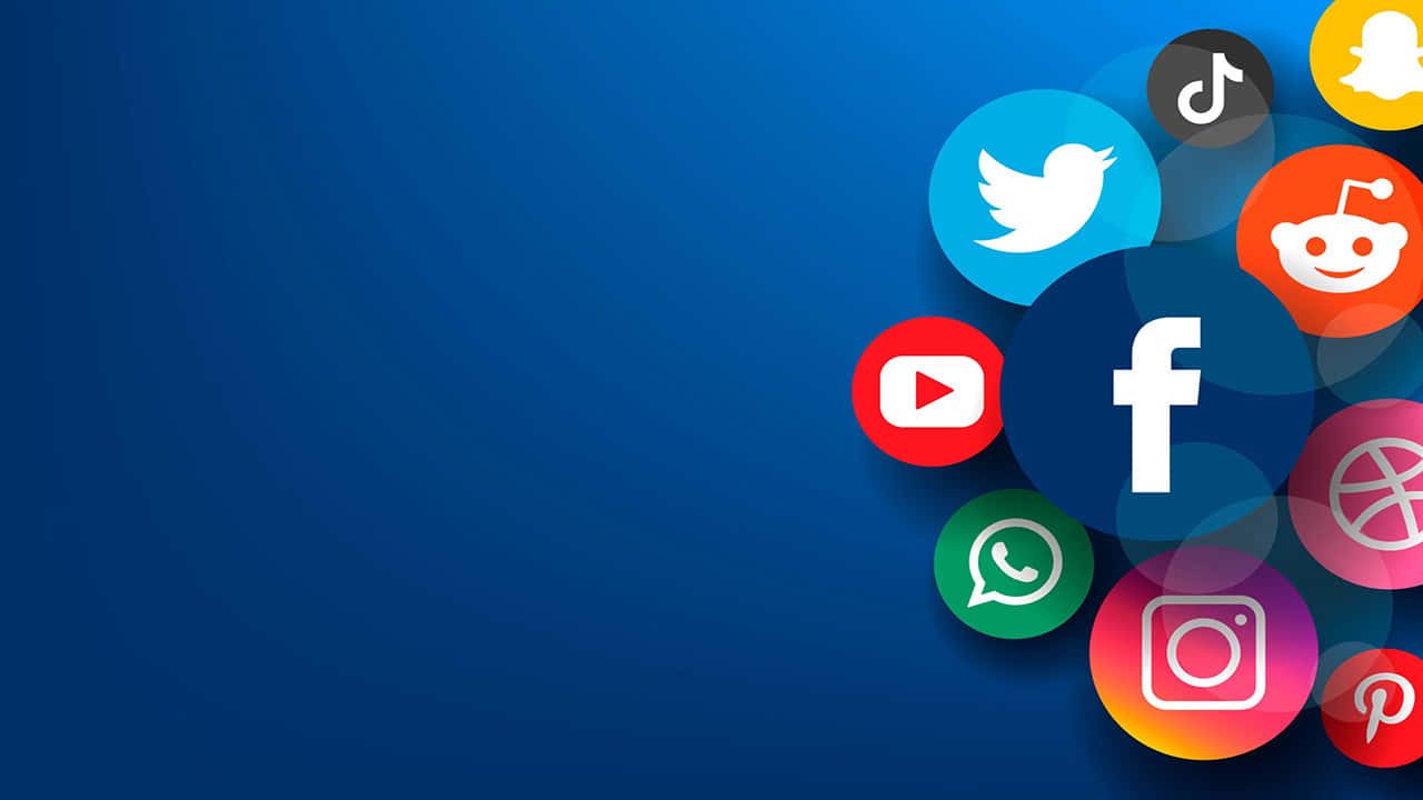 Social Media Logos 桌布 壁紙 — 一組充滿活力的熱門社交媒體應用程式圖示漂浮在深藍色漸變背景上。
