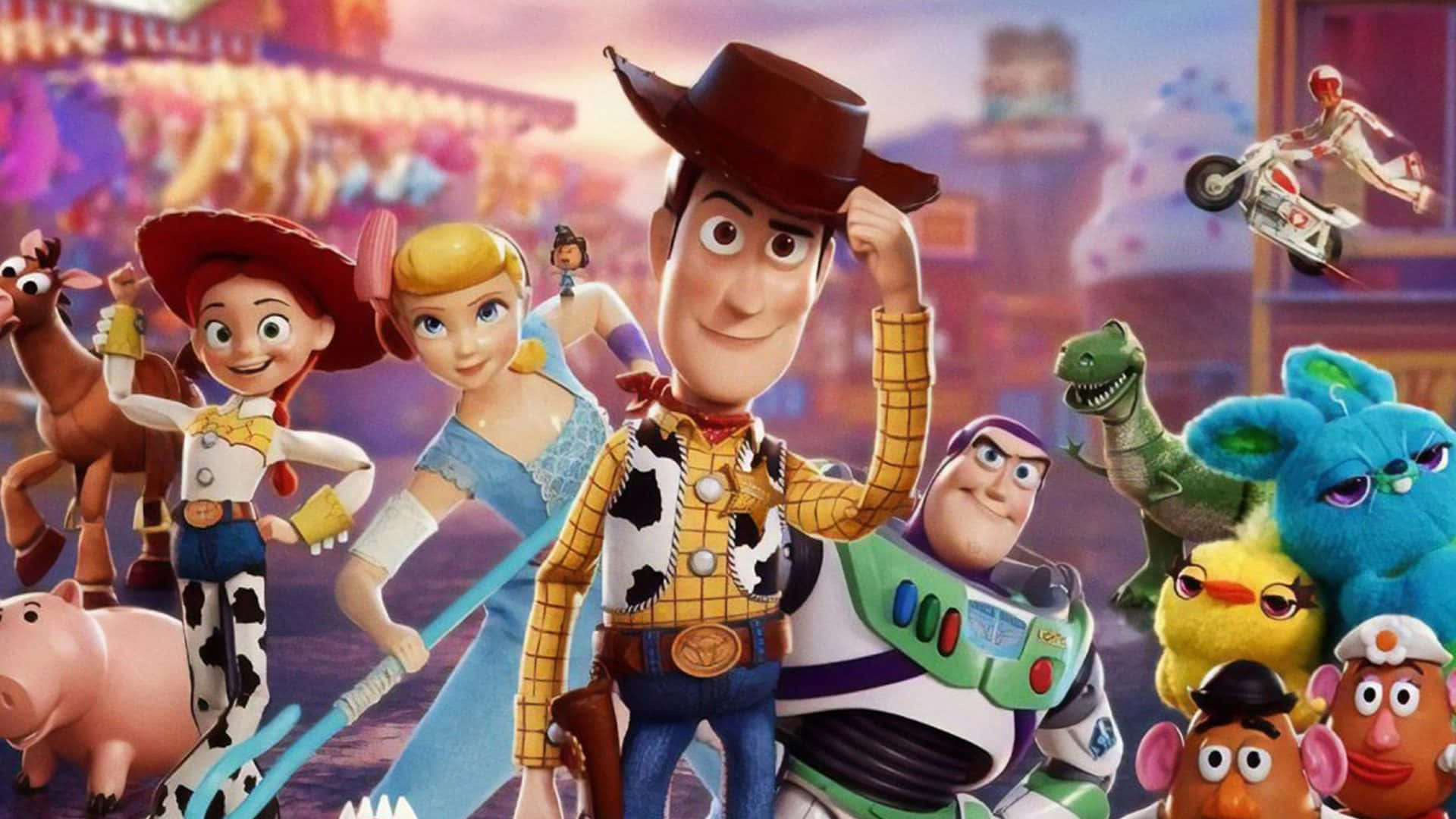 Toy Story 4 桌布 壁紙 — 一組充滿活力的玩具總動員角色動畫，包括胡迪、巴斯光年和潔西，在色彩繽紛的嘉年華場景中英勇地擺出姿勢。