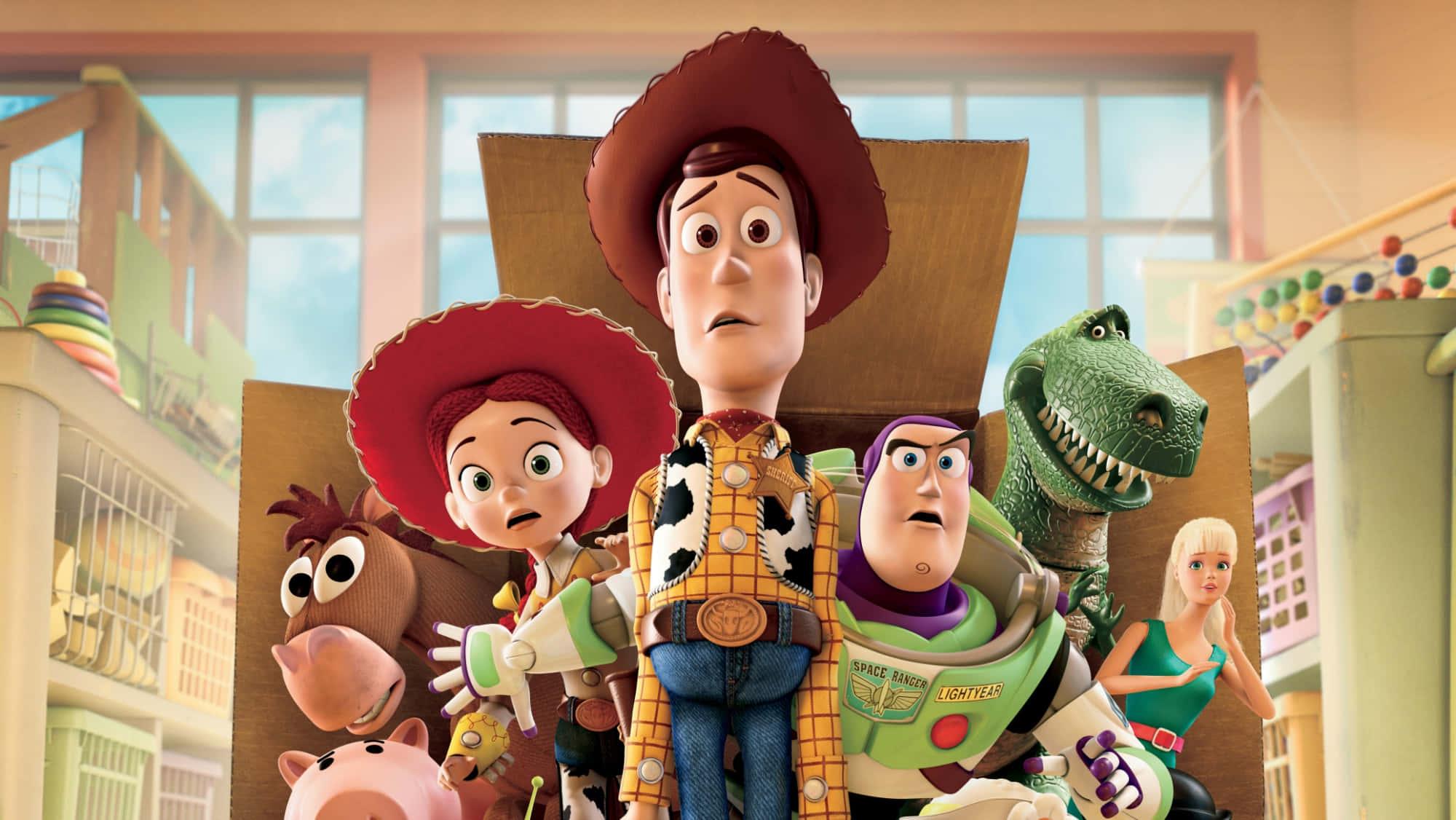 Toy Story 4 桌布 壁紙 — 一組動畫玩具角色，包括胡迪、巴斯光年和雷克斯，站在一個光線充足的遊戲室中。