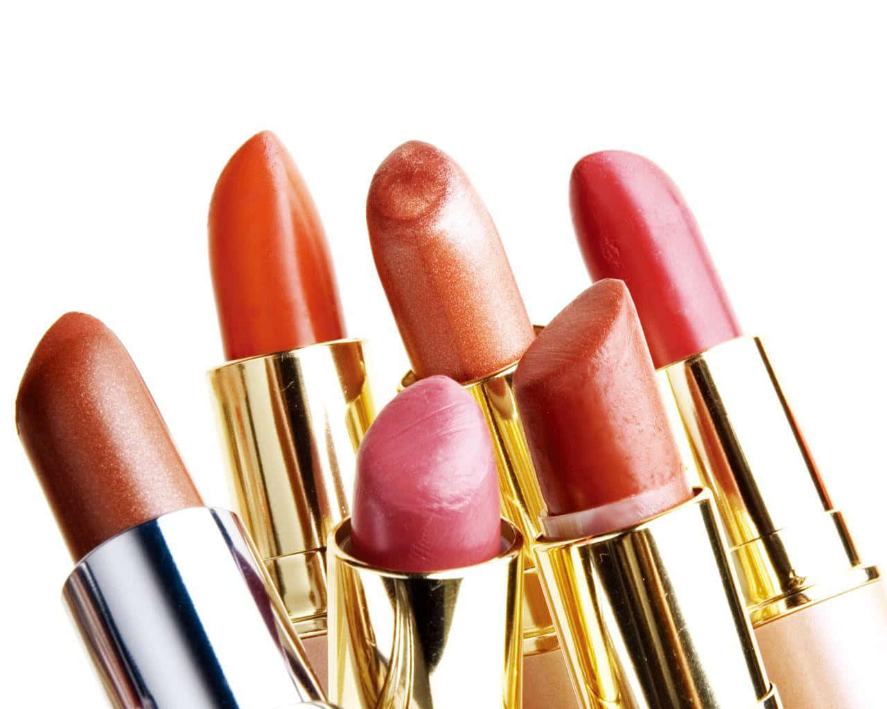 Cosmetics 桌布 壁紙 — 一組奢華唇膏，暖色調，搭配金色和銀色蓋子，在純白背景上。