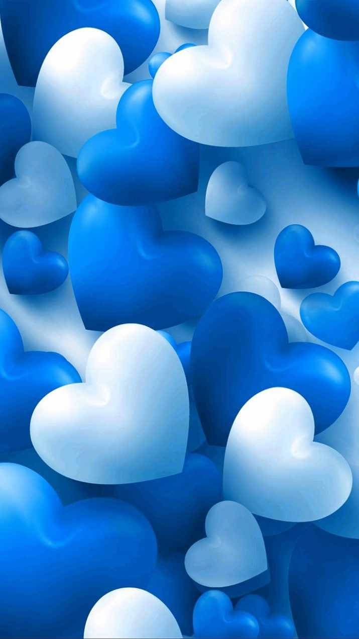 Blue Heart 桌布 壁紙 — 一組密集的光澤藍色和白色心形漂浮在柔和的漸變背景中。