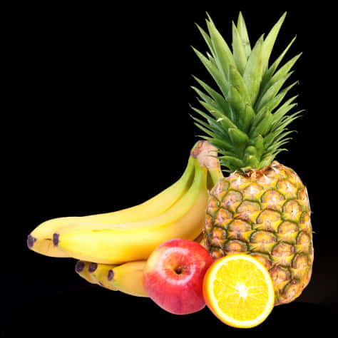 Fruit 桌布 壁紙 — 一組色彩鮮豔的熱帶水果，包括鳳梨、香蕉、蘋果和切片柳橙，置於純黑背景上。