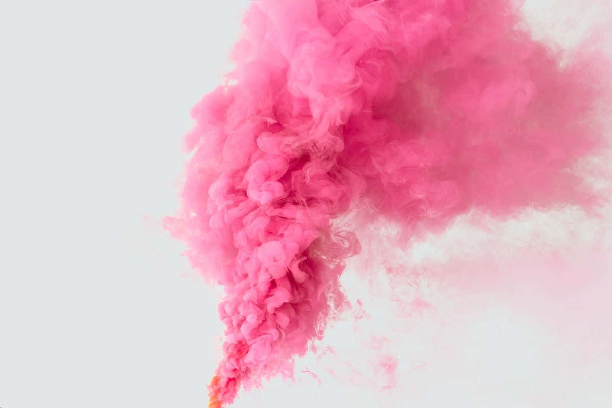 Pink Smoke 桌布 壁紙 — 一縷充滿活力的粉紅色煙霧在柔和的白色背景上向上翻騰，形成動態的抽象構圖。