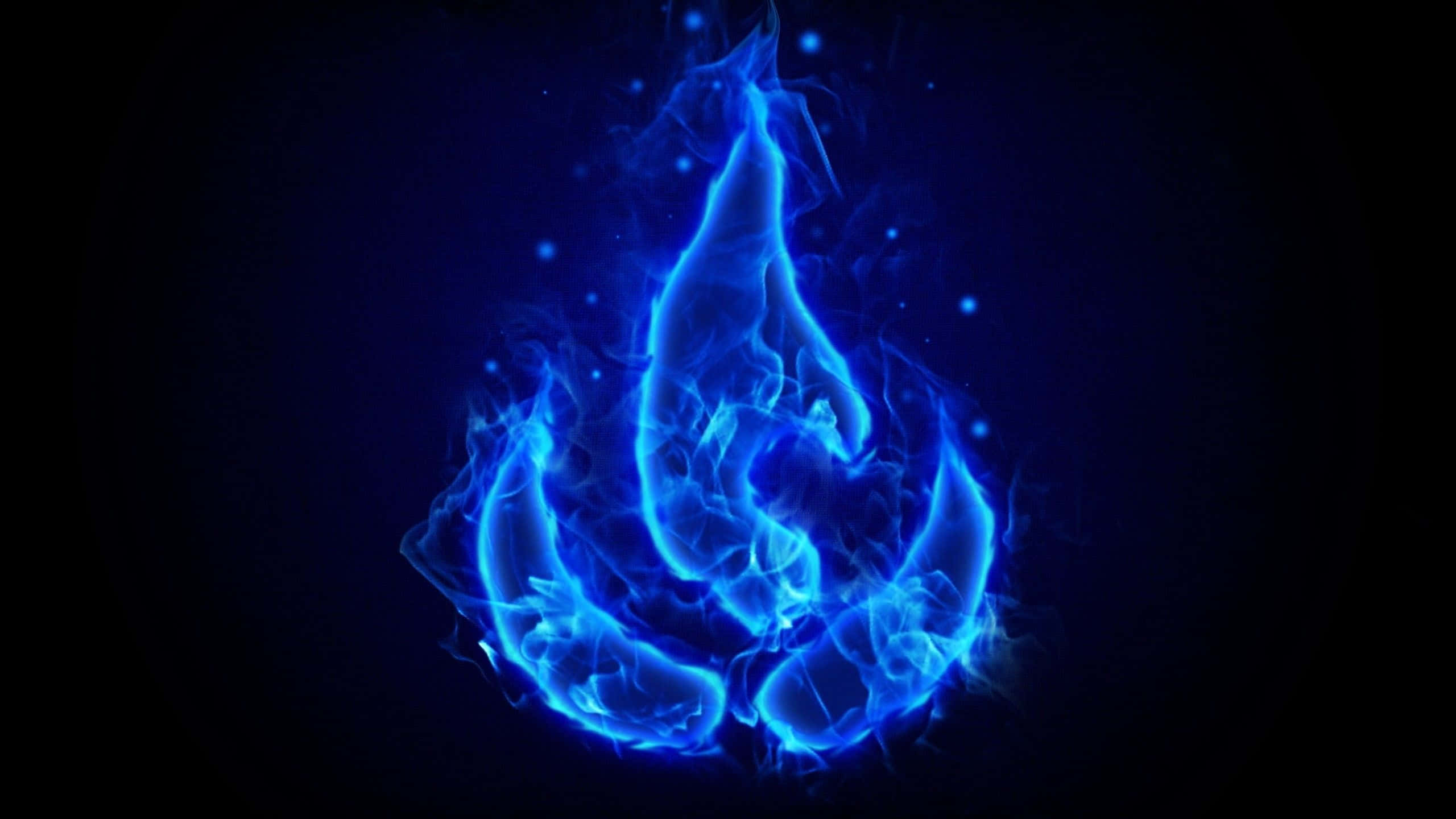 Blue Fire 桌布 壁紙 — 一縷充滿活力的藍色火焰在深黑色背景上閃爍，周圍漂浮著發光的餘燼。
