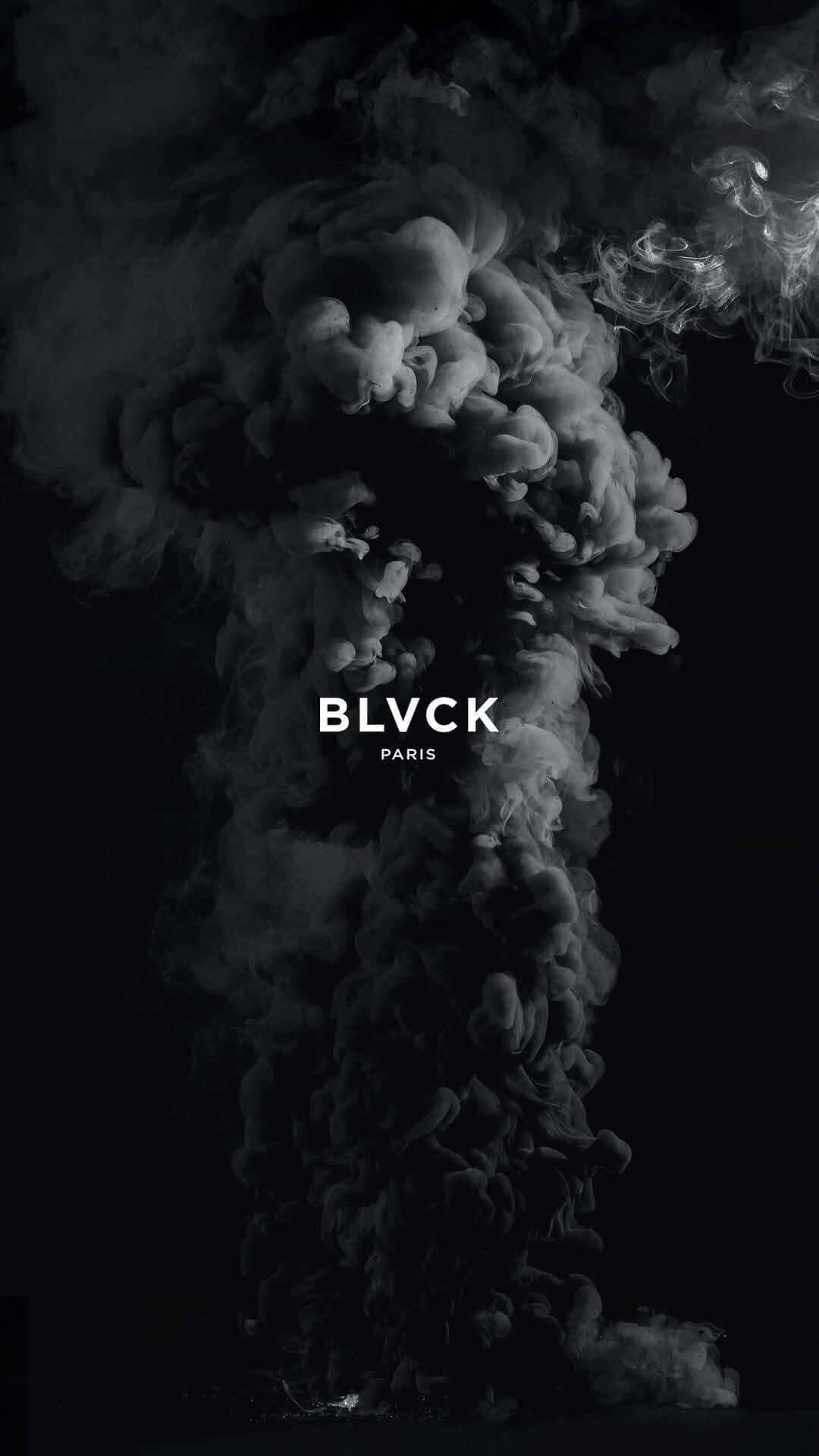 iPhone 11 Pro Black 桌布 壁紙 — 一縷戲劇性的單色旋轉煙霧在純黑色背景上昇起，並帶有粗體白色文字。
