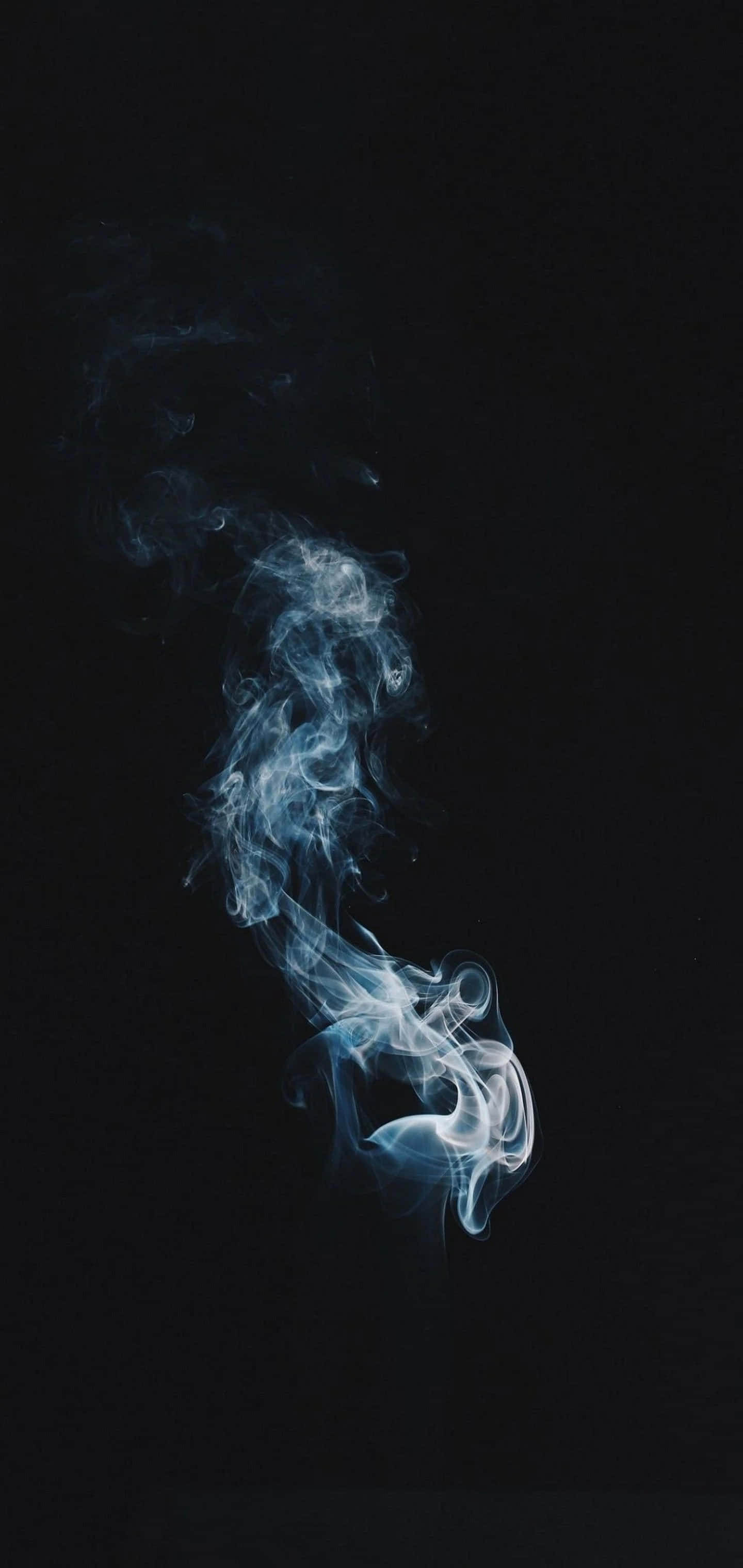 S10 桌布 壁紙 — 一縷淡藍色的煙霧在純黑色背景上優雅地升起。