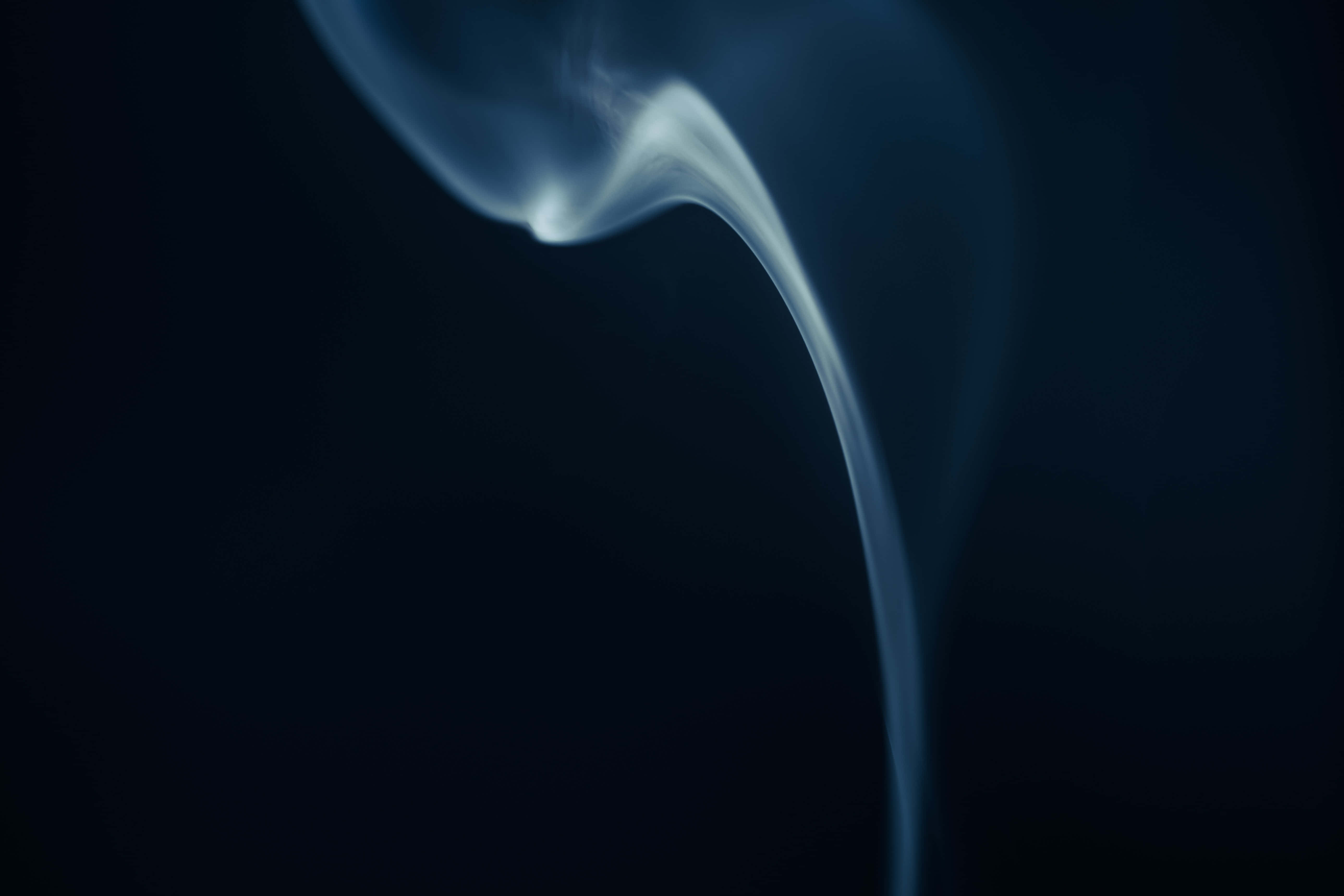White Smoke 桌布 壁紙 — 一縷清涼的藍色煙霧在深黑色背景上優雅地升起。