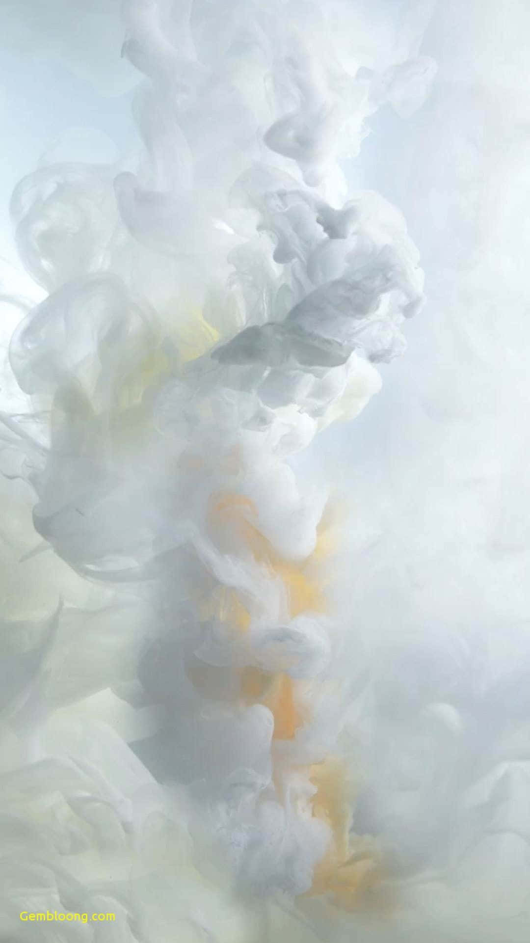 iOS 桌布 壁紙 — 一縷白色和黃色的墨水漩渦在清水中溶解，創造出空靈的抽象形態。