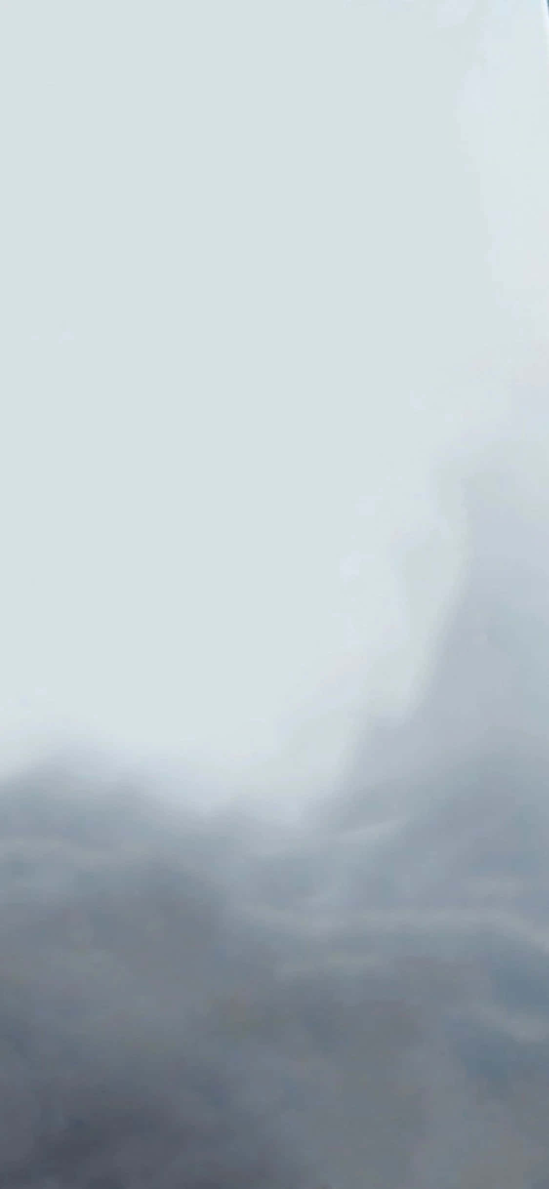 iPhone Xs Death Stranding 桌布 壁紙 — 一縷輕柔的薄霧在蒼白的天空中盤旋上升，營造出寧靜的氛圍場景。
