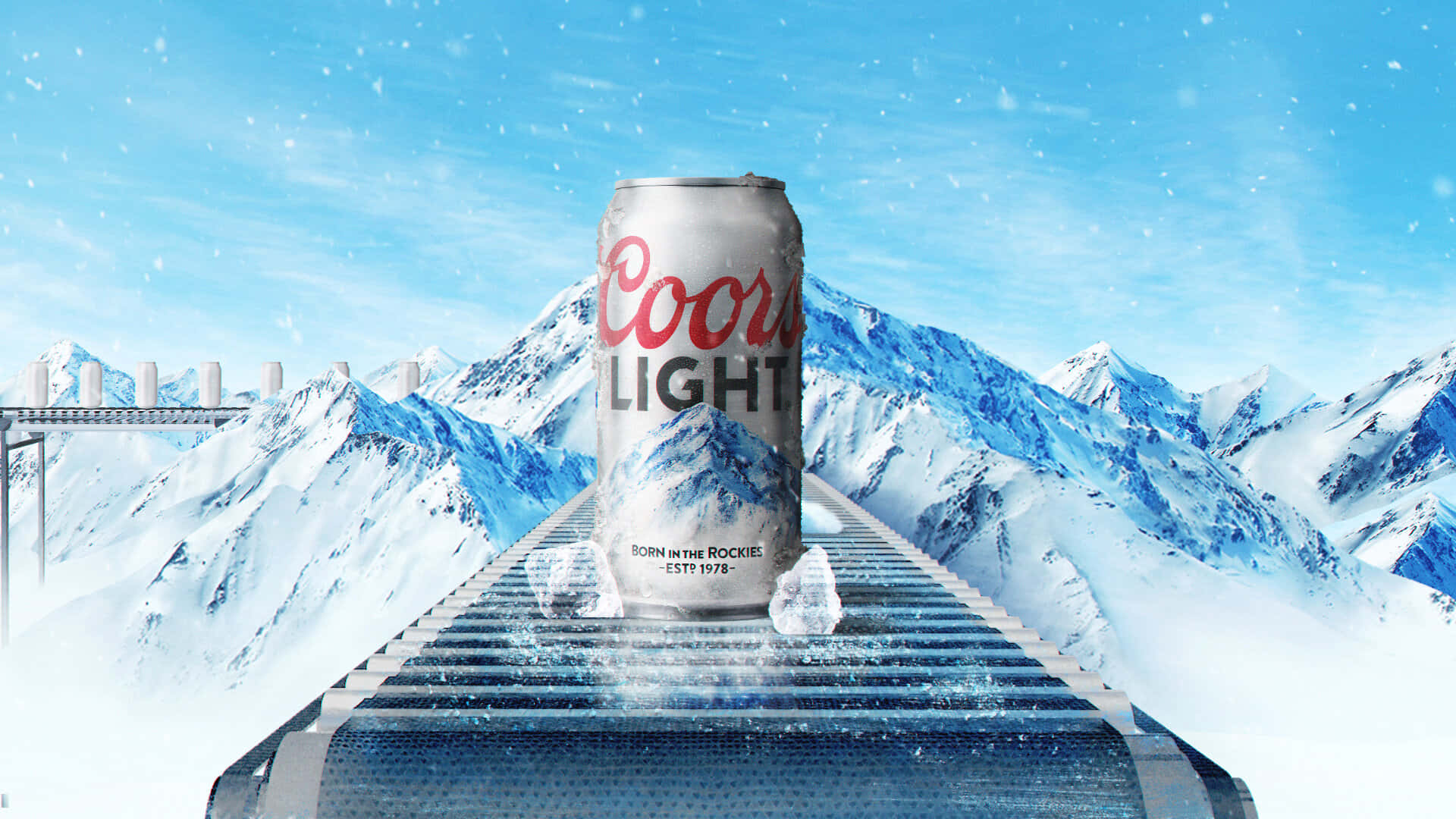 Beer Can 桌布 壁紙 — 一罐Coors Light啤酒放在積雪的傳送帶上，背景是晴朗藍天下白雪覆蓋的山脈。