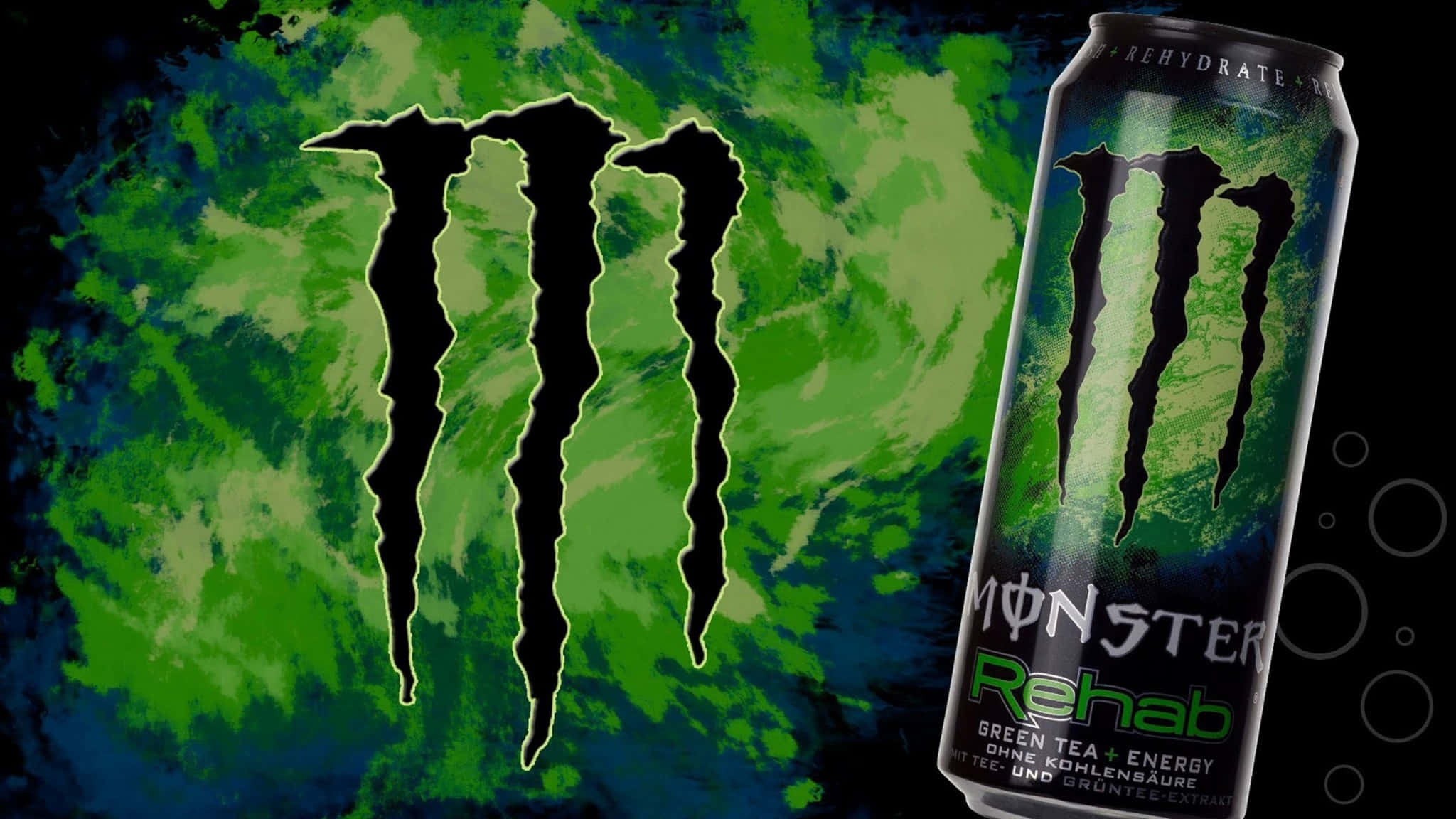 Monster Energy 桌布 壁紙 — 一罐Monster Rehab能量飲料矗立在充滿活力的綠色和藍色抽象背景前，帶有品牌的爪形標誌。