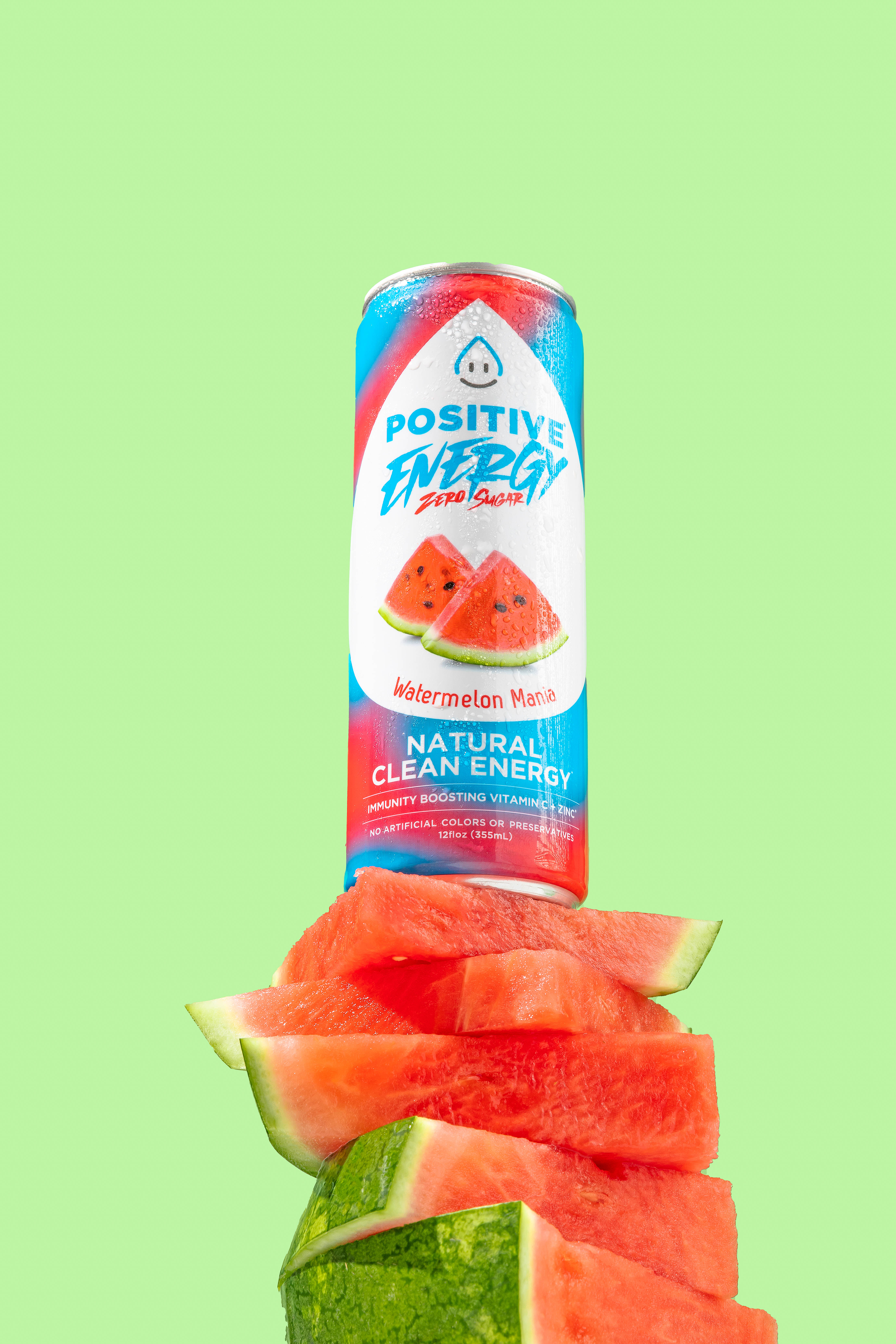 Watermelon 桌布 壁紙 — 一罐充滿活力的西瓜口味能量飲料罐，放在一堆色彩繽紛的新鮮西瓜片上，背景是薄荷綠色。