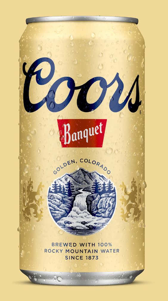 Beer Can 桌布 壁紙 — 一罐冰涼的Coors Banquet啤酒，帶有冷凝水滴，顯示藍色山景和'Golden Colorado'文字，背景為淡黃色。