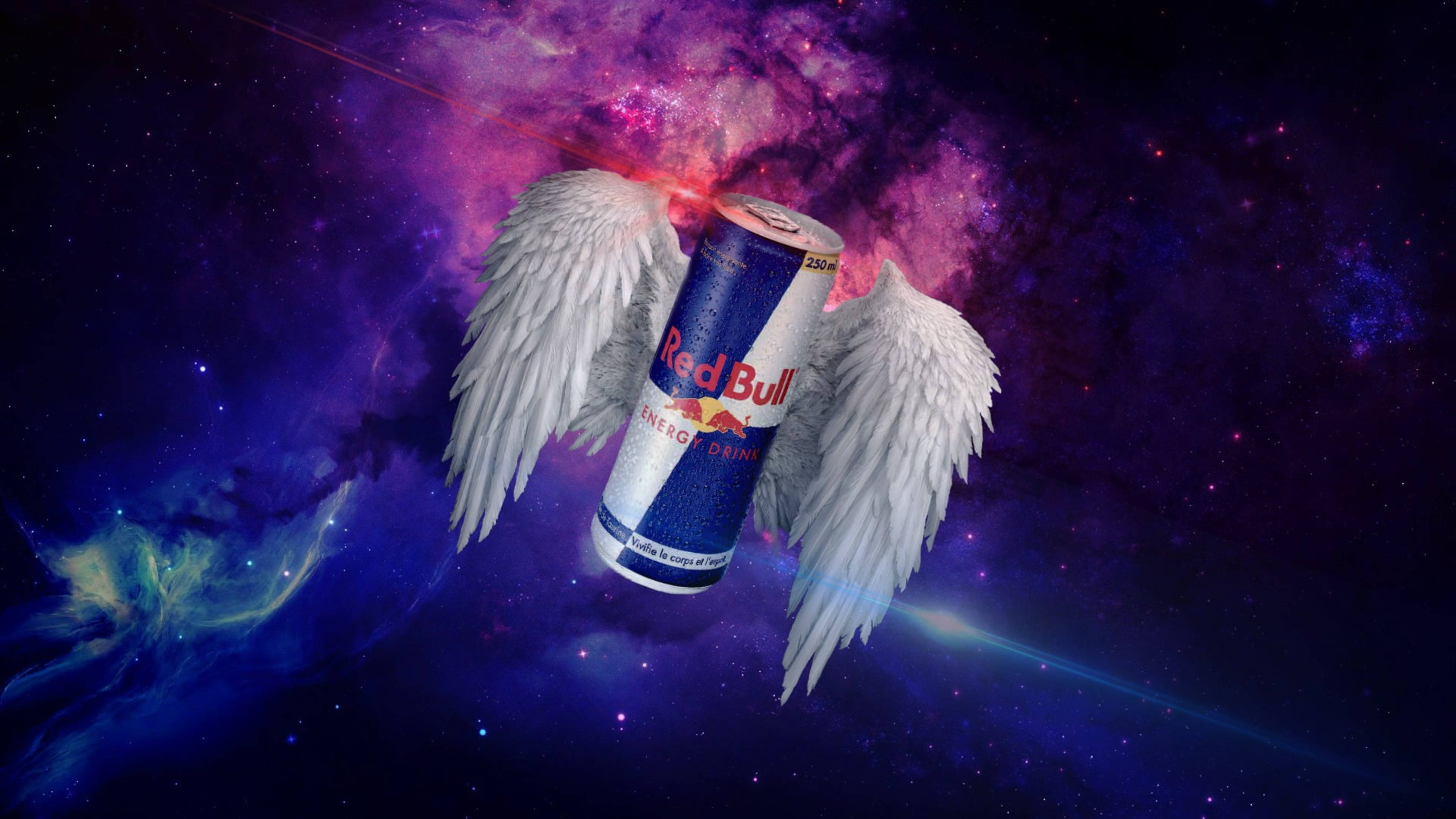 bull 桌布 壁紙 — 一罐帶有白色天使翅膀的Red Bull能量飲料罐在充滿紫色、藍色和粉紅色星星的充滿活力的宇宙星雲中翱翔。