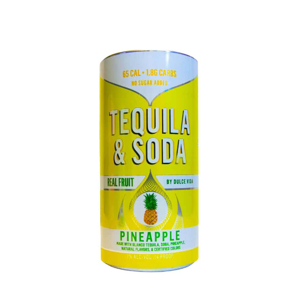 alcohol 桌布 壁紙 — 一罐明亮的黃色鳳梨味龍舌蘭酒和蘇打水，帶有粗體文字和鳳梨圖案。