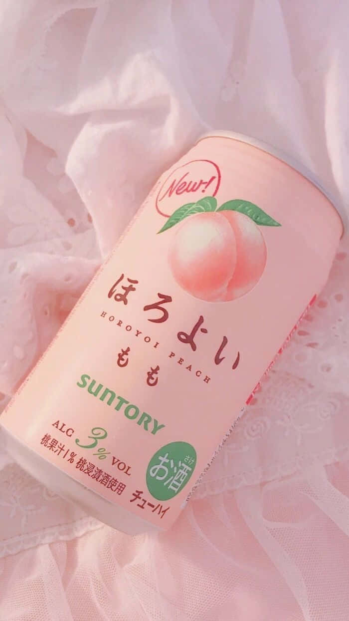 桌布 壁紙 — 一罐粉紅色的Suntory Horoyoi Peach利口酒放在柔軟的粉紅色蕾絲布料上，帶有夢幻的柔和光澤。