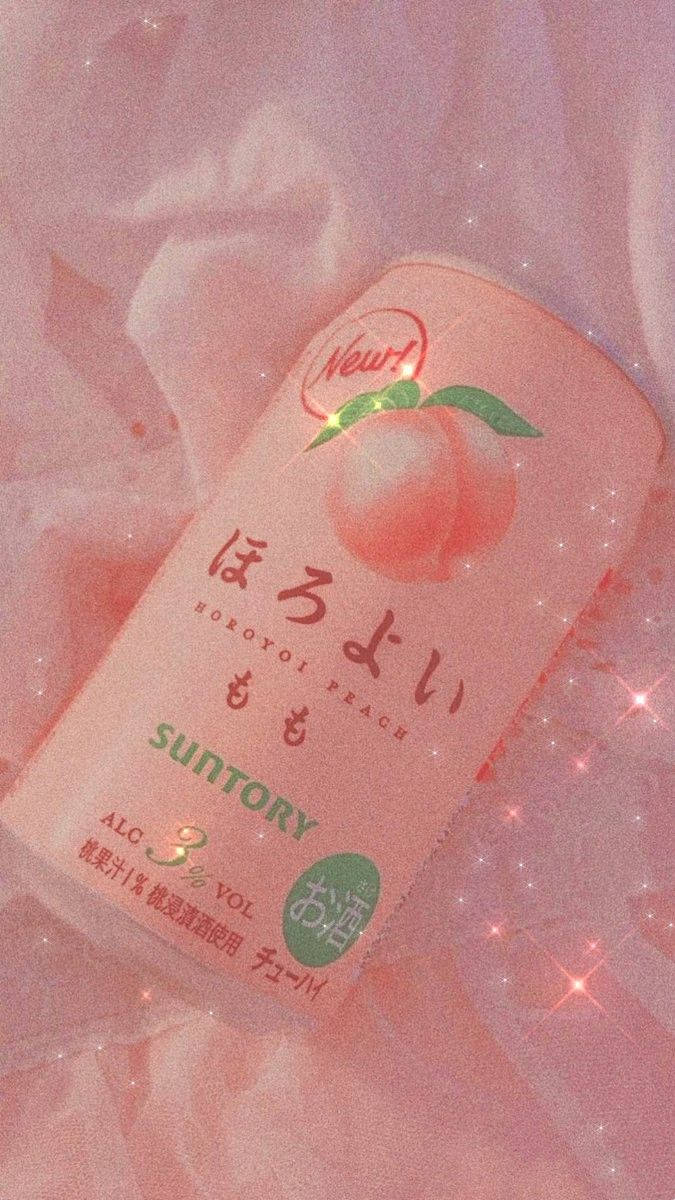 粉紅色Suntory桃子利口酒罐放在帶亮粉效果的粉紅色布料上。 — 柔和美學 GIF 壁紙