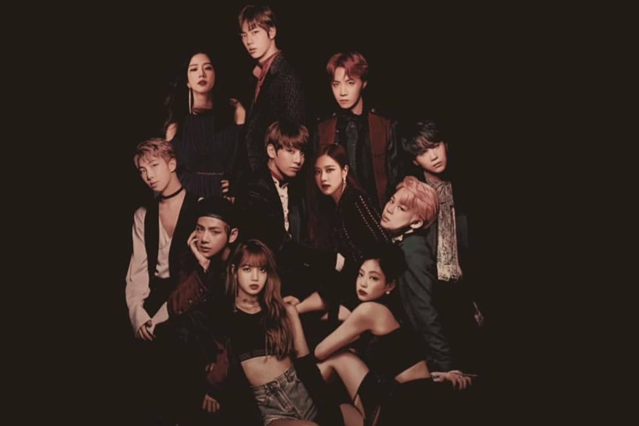 BTS 和 BLACKPINK 桌布 壁紙 — 一群K-pop偶像在黑色背景前以充滿氛圍的燈光和時尚服裝戲劇性地擺姿勢。