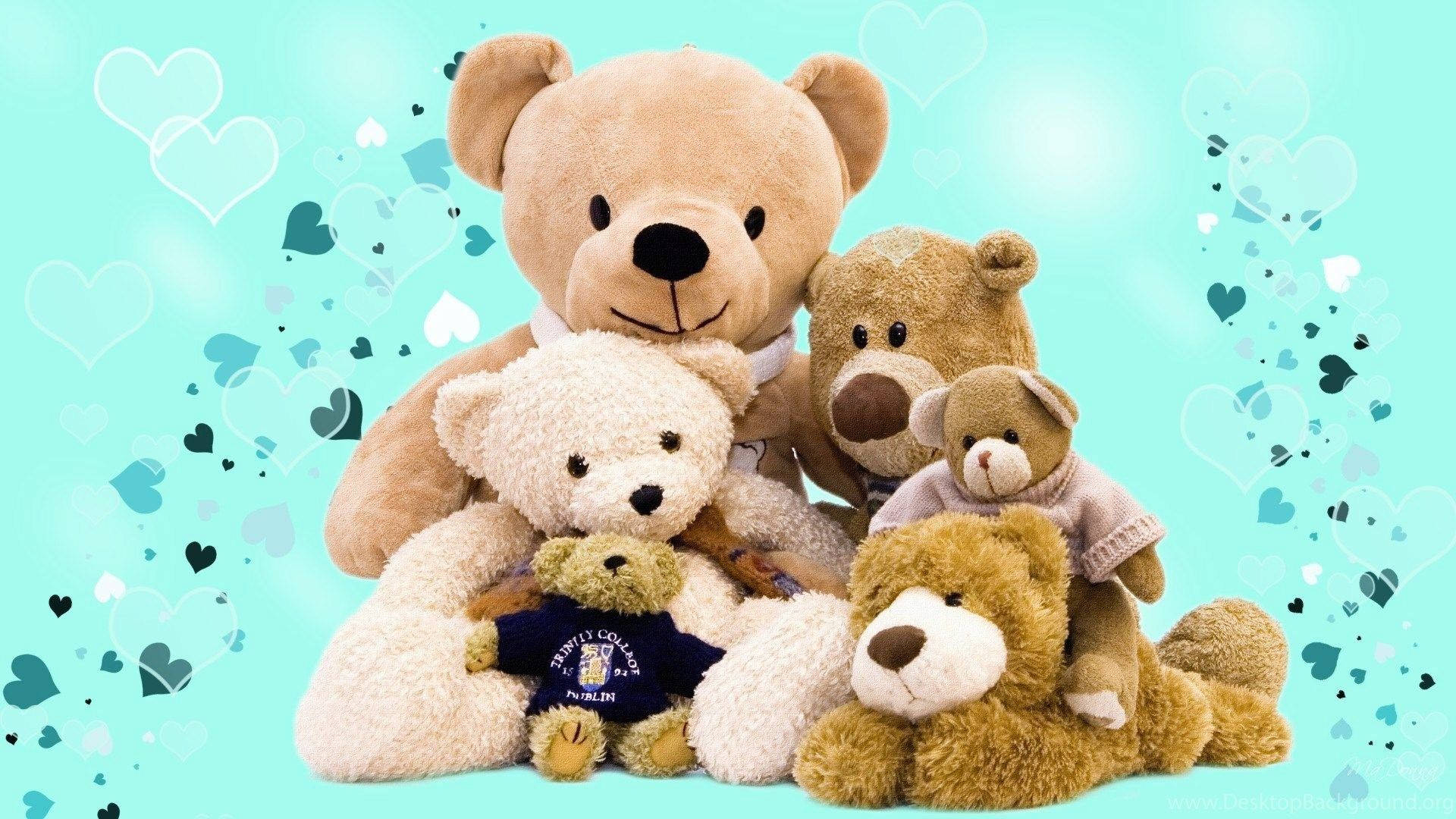 Cute Bear 桌布 壁紙 — 一群不同尺寸和服裝的泰迪熊擠在一起，背景是淺藍色和漂浮的心形。