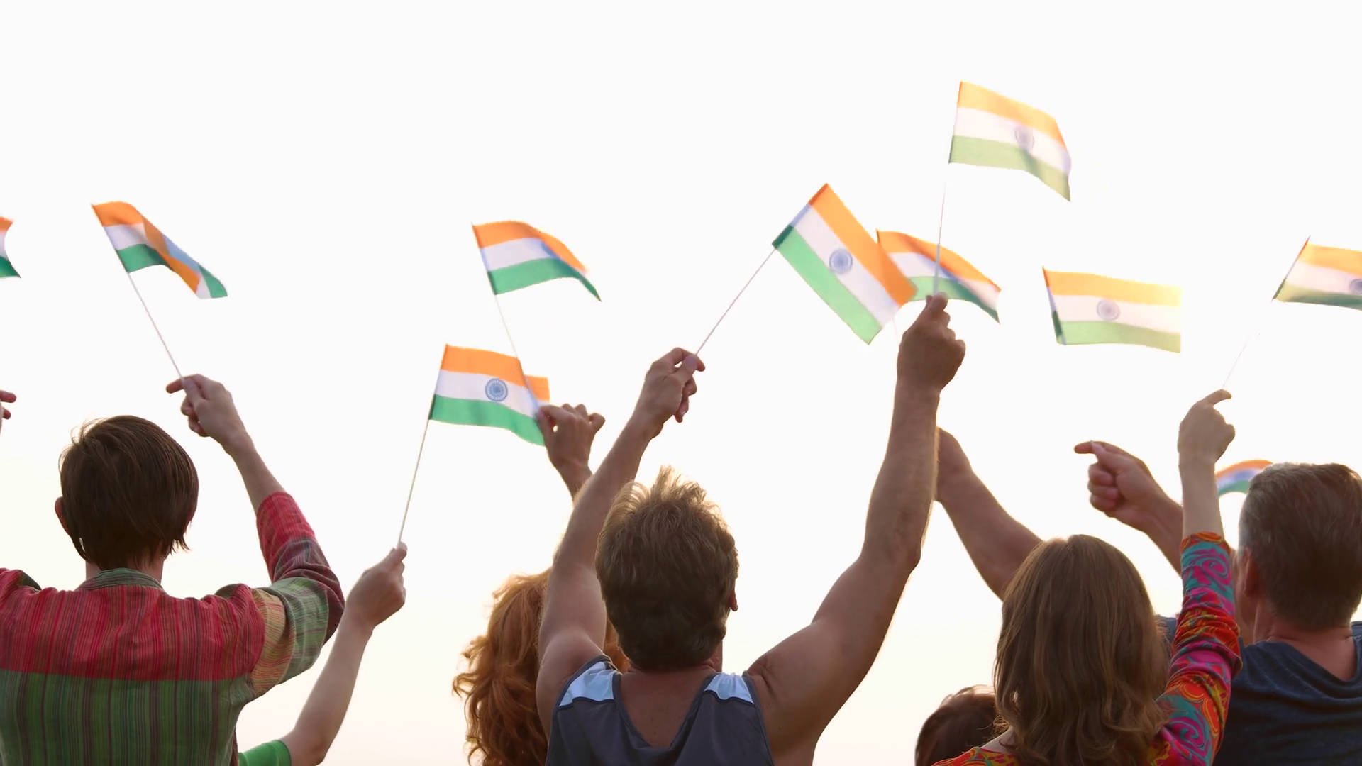 Indian 桌布 壁紙 — 一群人在日落時分對著明亮的天空歡快地揮舞印度國旗。