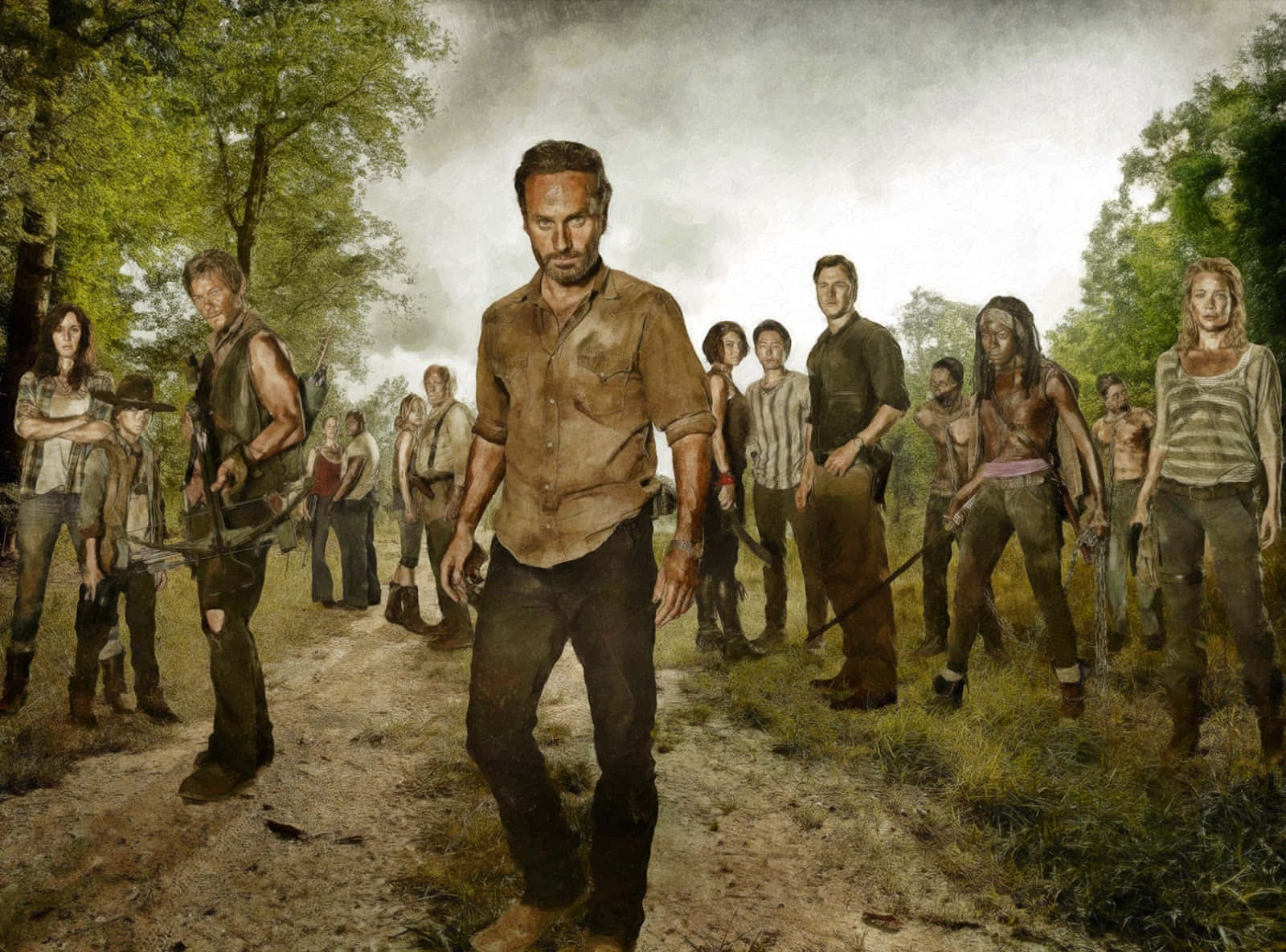 walking dead 桌布 壁紙 — 一群倖存者在崎嶇的森林中手持武器警覺地站著，而一個中心人物在暴風雨的天空下向前走。
