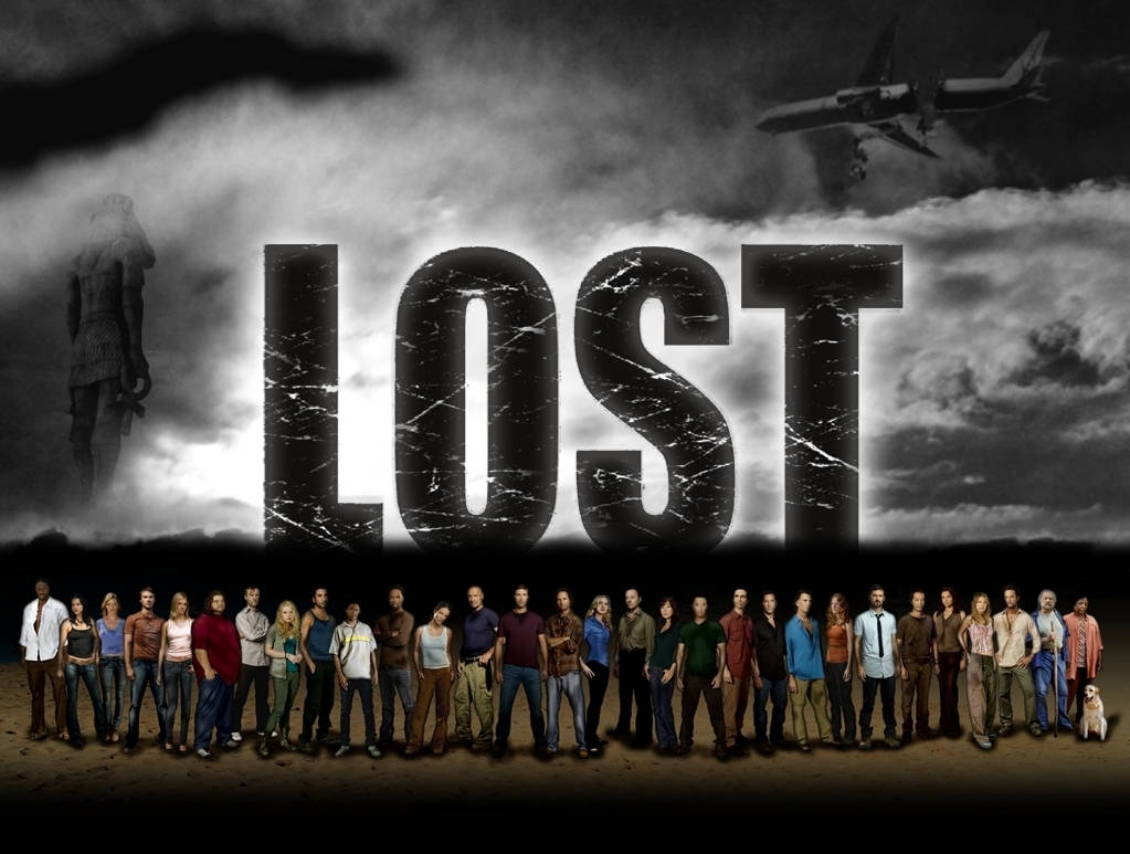 lost 桌布 壁紙 — 一群倖存者站在「LOST」一詞前，一架飛機在暴風雨的天空中墜毀，背後有一座巨大的雕像。