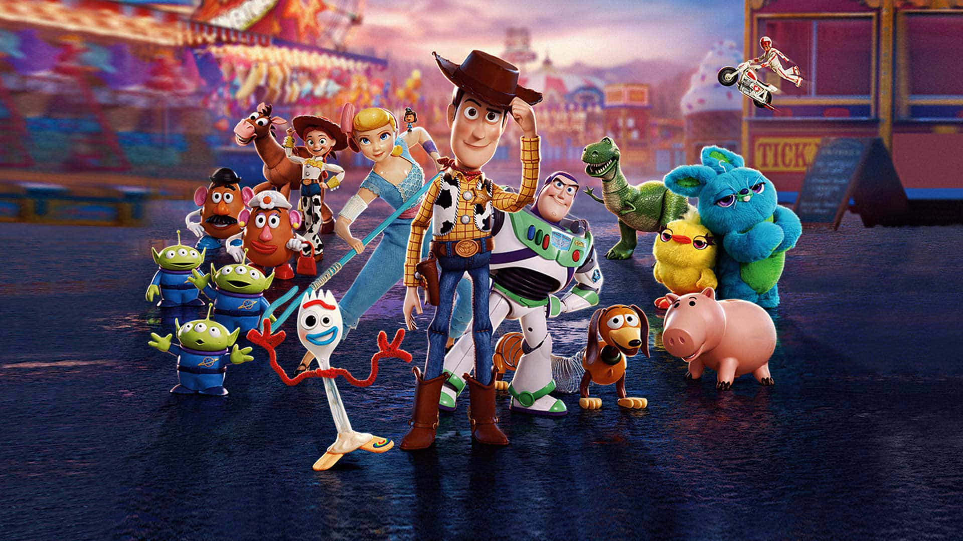 Toy Story 4 桌布 壁紙 — 一群充滿活力的《玩具總動員》角色在暮色天空下的繽紛嘉年華場景中一起擺姿勢。