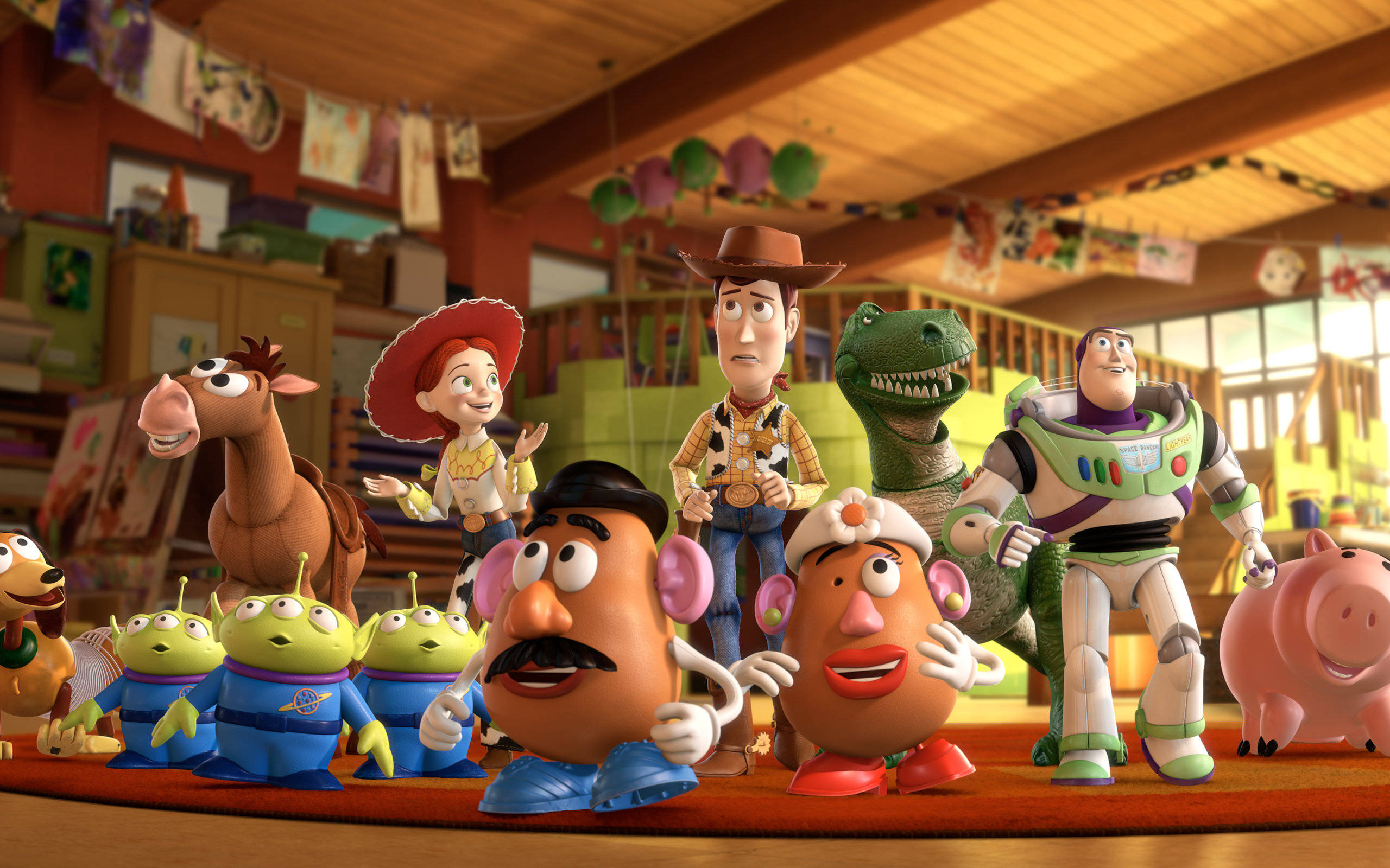Toy Story 3 桌布 壁紙 — 一群充滿活力的《玩具總動員》角色，包括胡迪、巴斯光年和蛋頭夫婦，聚集在陽光普照的兒童遊戲室。