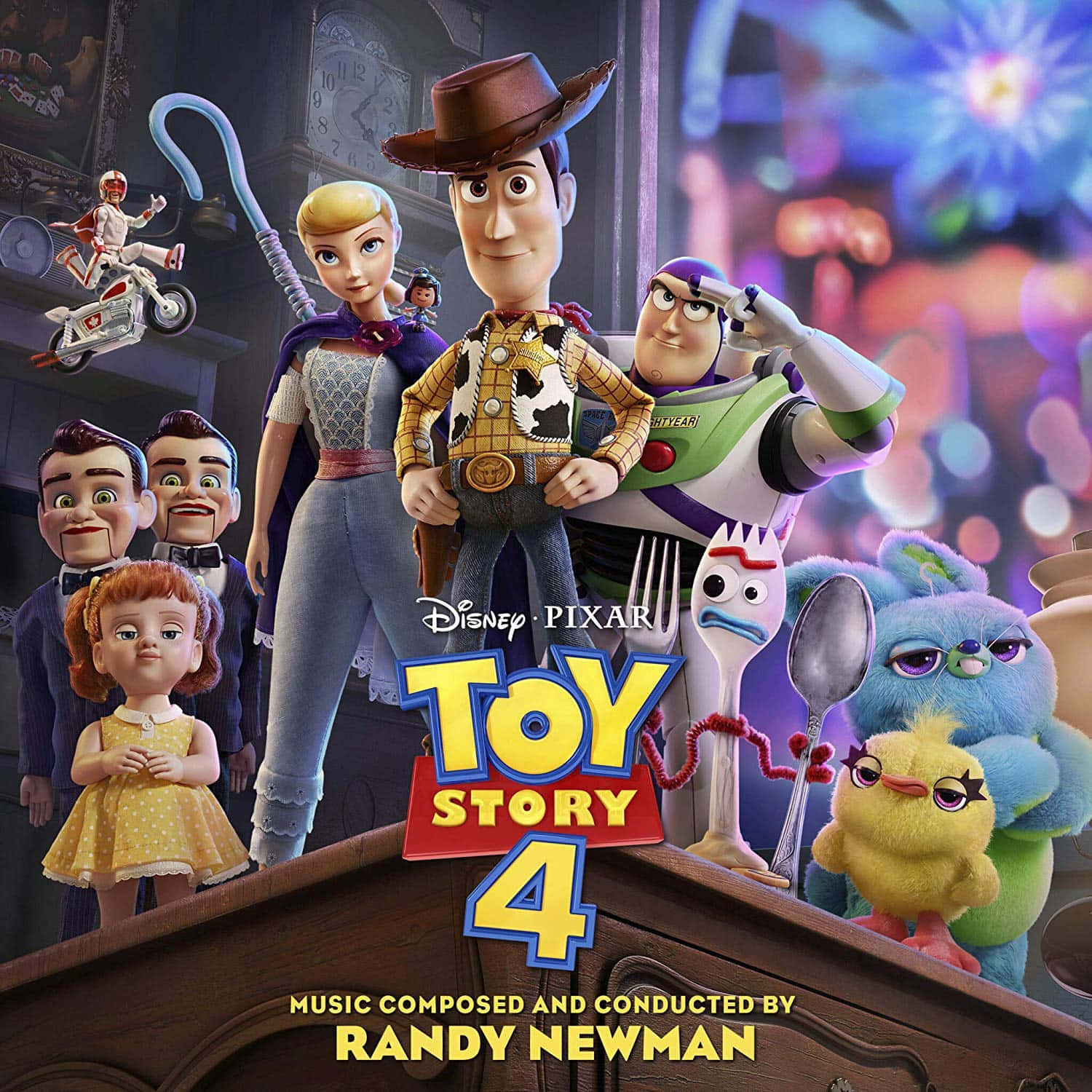 Toy Story 4 桌布 壁紙 — 一群充滿活力的《玩具總動員4》角色，包括胡迪、巴斯光年和叉奇，在色彩繽紛的散景背景前，一起在木製抽屜櫃上擺姿勢。