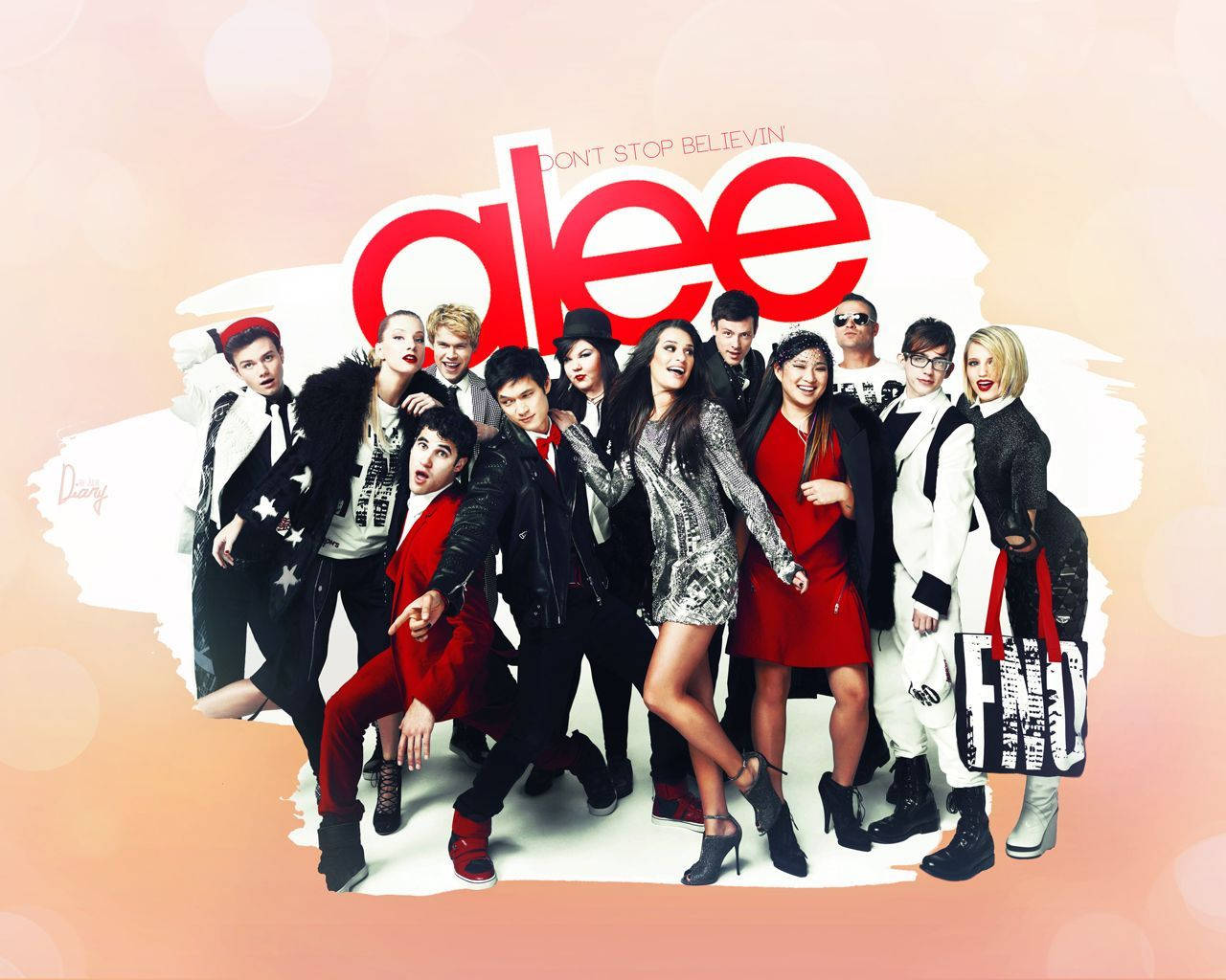 tv 桌布 壁紙 — 一群充滿活力的Glee演員在柔和的桃色背景上以粗體紅色字母展示節目名稱，充滿活力地擺出姿勢。