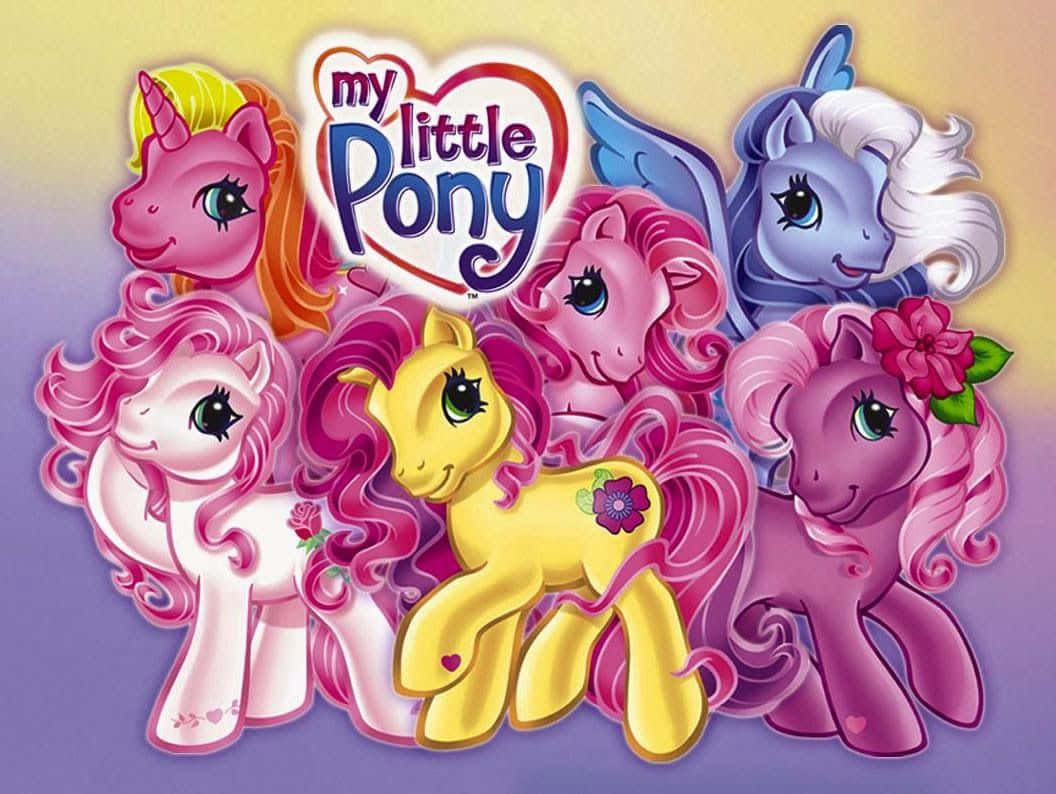 彩虹小馬 桌布 壁紙 — 一群充滿活力的My Little Pony角色，擁有色彩繽紛的鬃毛和愉快表情，背景為漸層色。