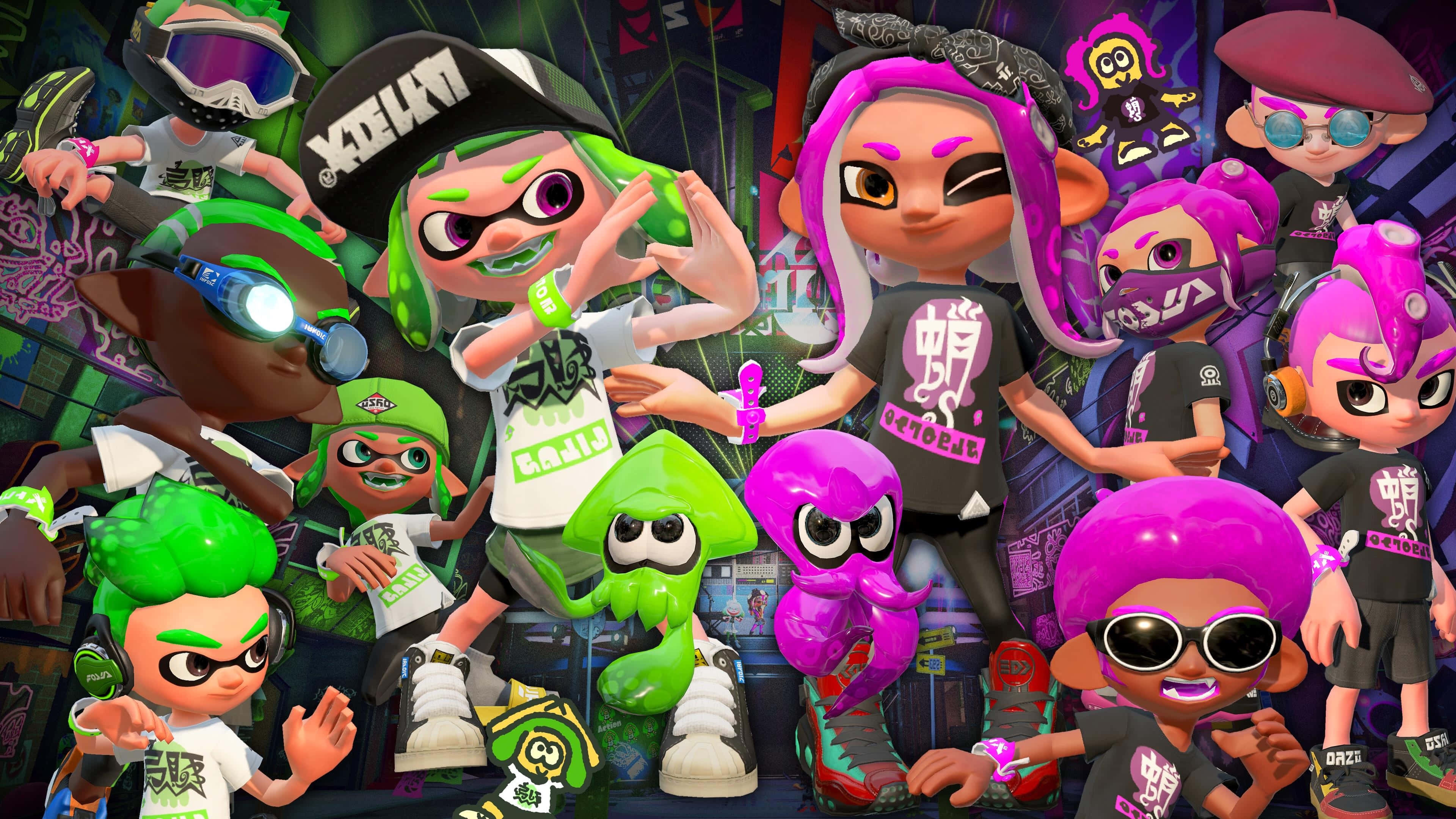 splatoon 2 桌布 壁紙 — 一群充滿活力的Splatoon角色，身穿螢光綠色和紫色裝備，在佈滿塗鴉的城市背景下充滿活力地擺出姿勢。
