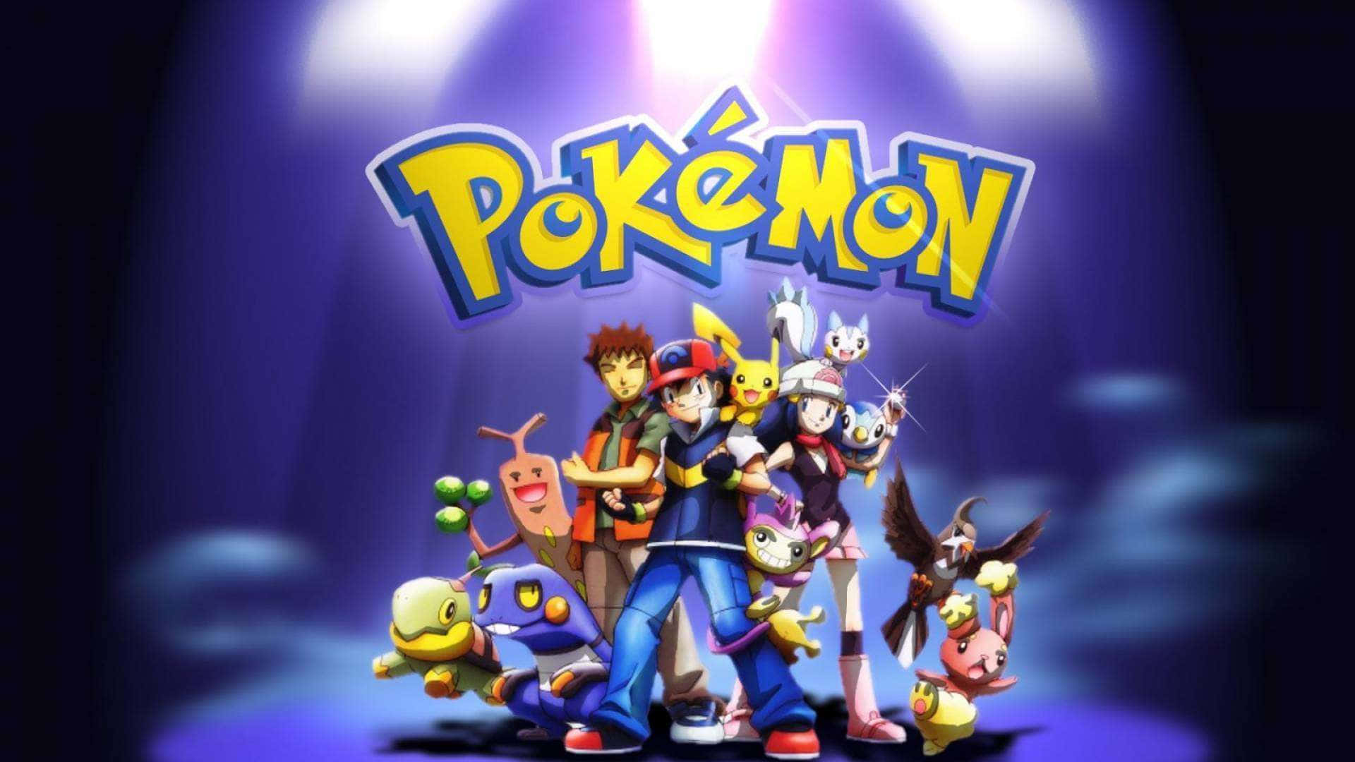 All Pokemon 桌布 壁紙 — 一群充滿活力的動畫寶可夢訓練家和他們色彩繽紛的寶可夢站在明亮的聚光燈下，背景是深紫色。