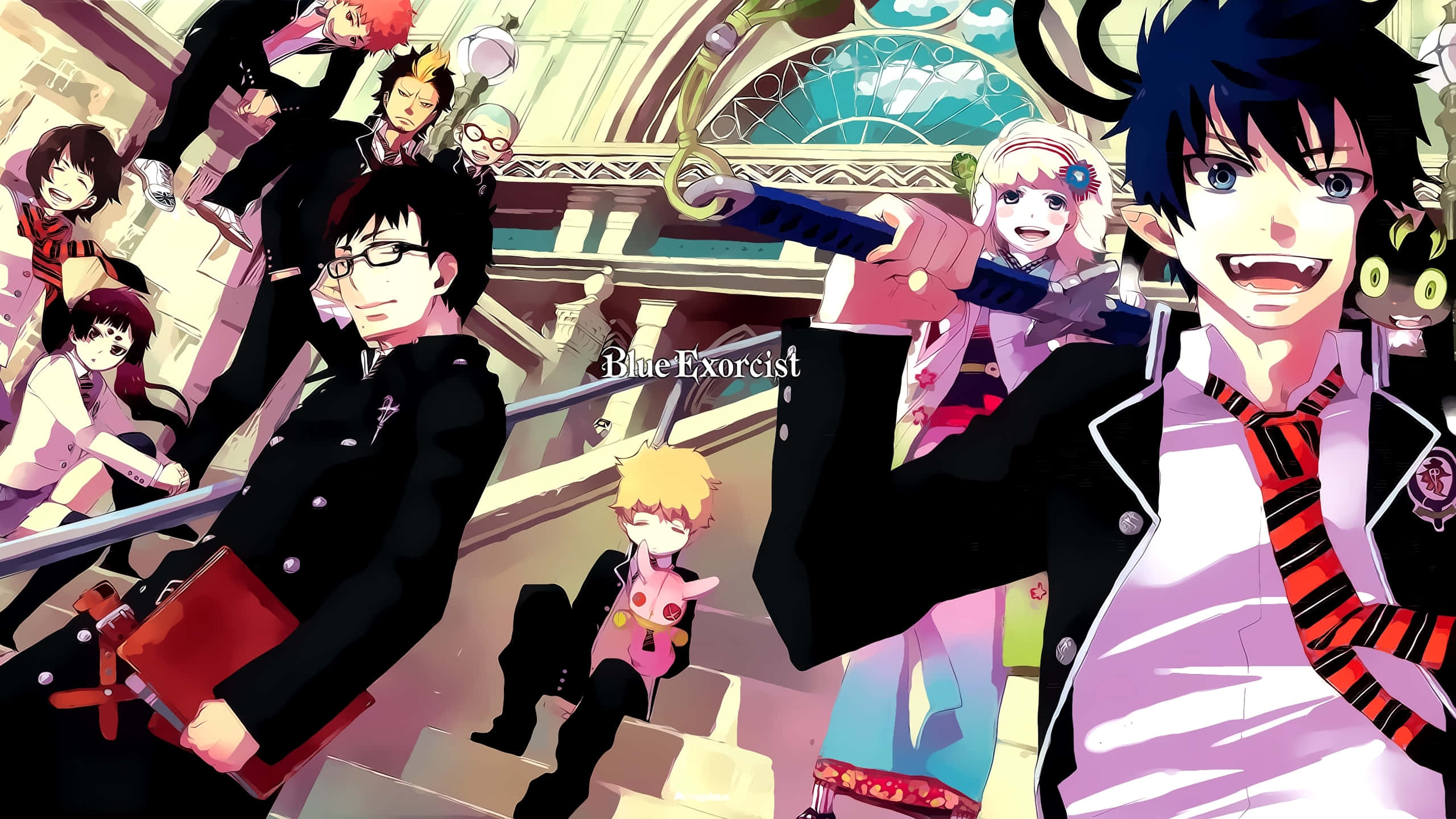 Blue Exorcist 桌布 壁紙 — 一群充滿活力的動畫驅魔師在一個帶有彩繪玻璃窗的大教堂式大廳中動態擺姿勢。