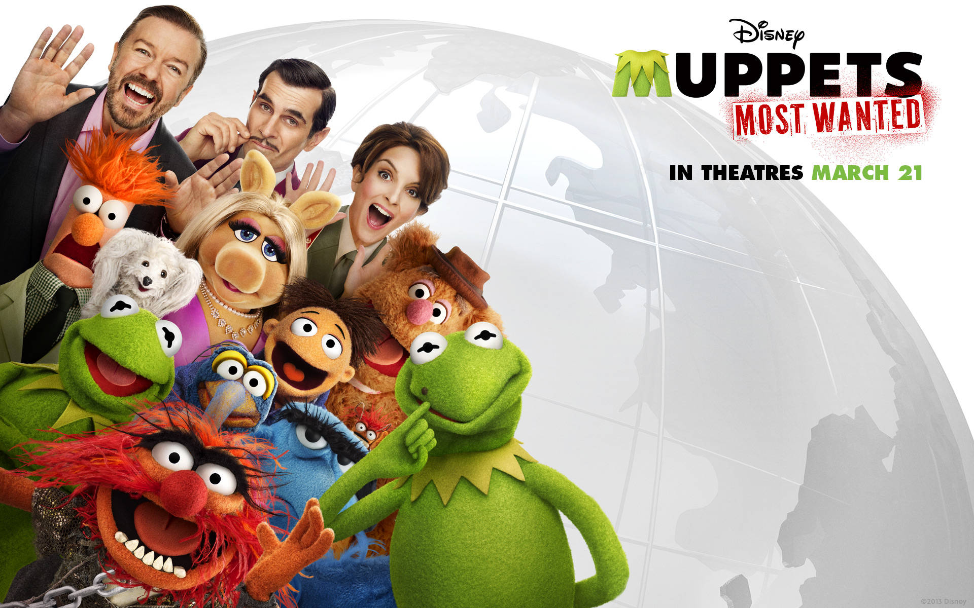 muppets 桌布 壁紙 — 一群充滿活力的布偶和人類演員在宣傳電影《布偶大追捕》的半透明地球儀前開心地擺姿勢。