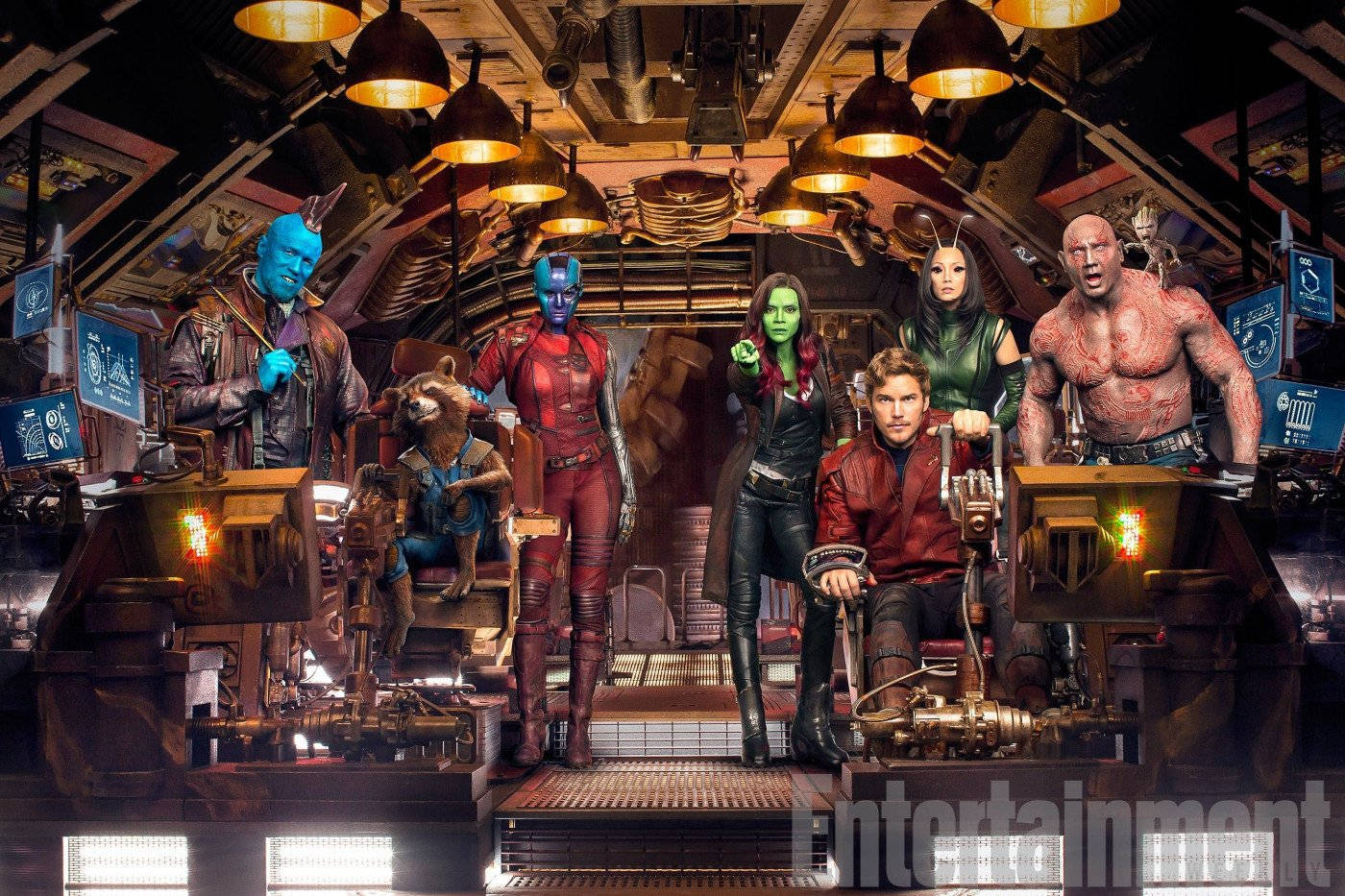 4K Guardians Of The Galaxy 桌布 壁紙 — 一群充滿活力的星際異攻隊在溫暖發光的燈光下，自信地擺姿勢在他們太空船雜亂的駕駛艙內。