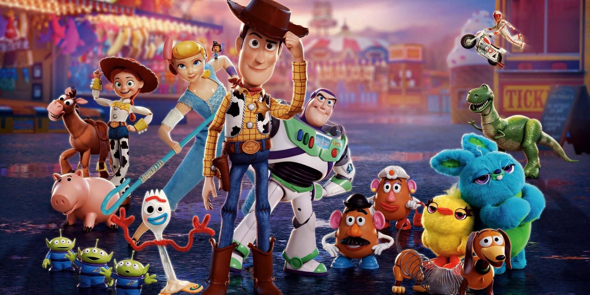 Toy Story 4 桌布 壁紙 — 一群充滿活力的玩具總動員角色，包括胡迪、巴斯光年和翠絲，在色彩繽紛的嘉年華場景中一起擺姿勢。