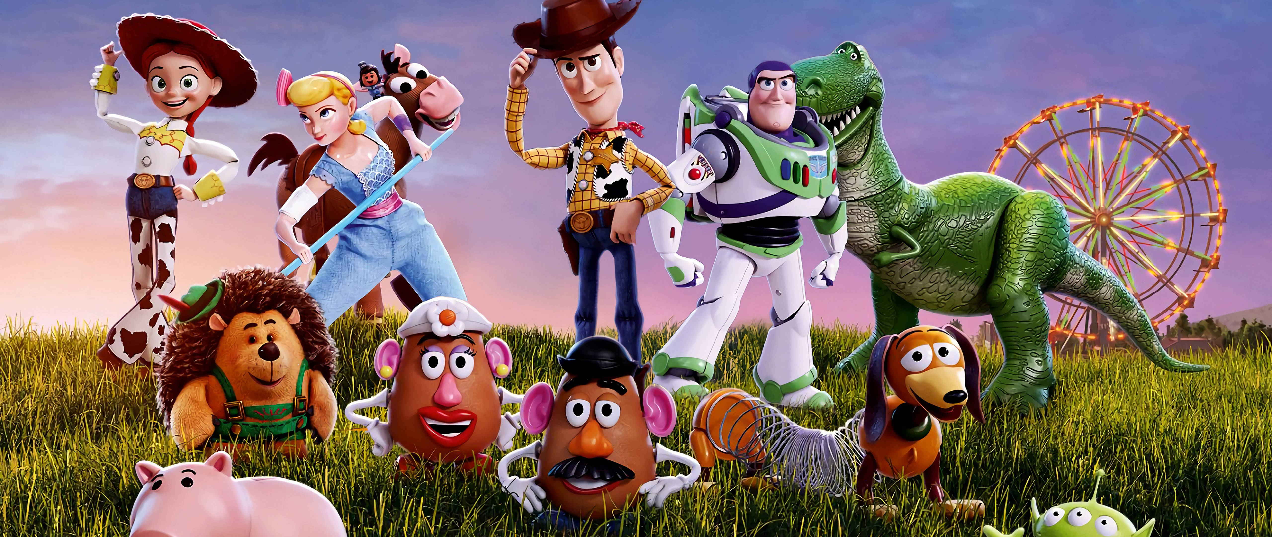 Toy Story 4 桌布 壁紙 — 一群充滿活力的玩具總動員角色在日落時分一起站在草地上，背景是色彩繽紛的摩天輪。