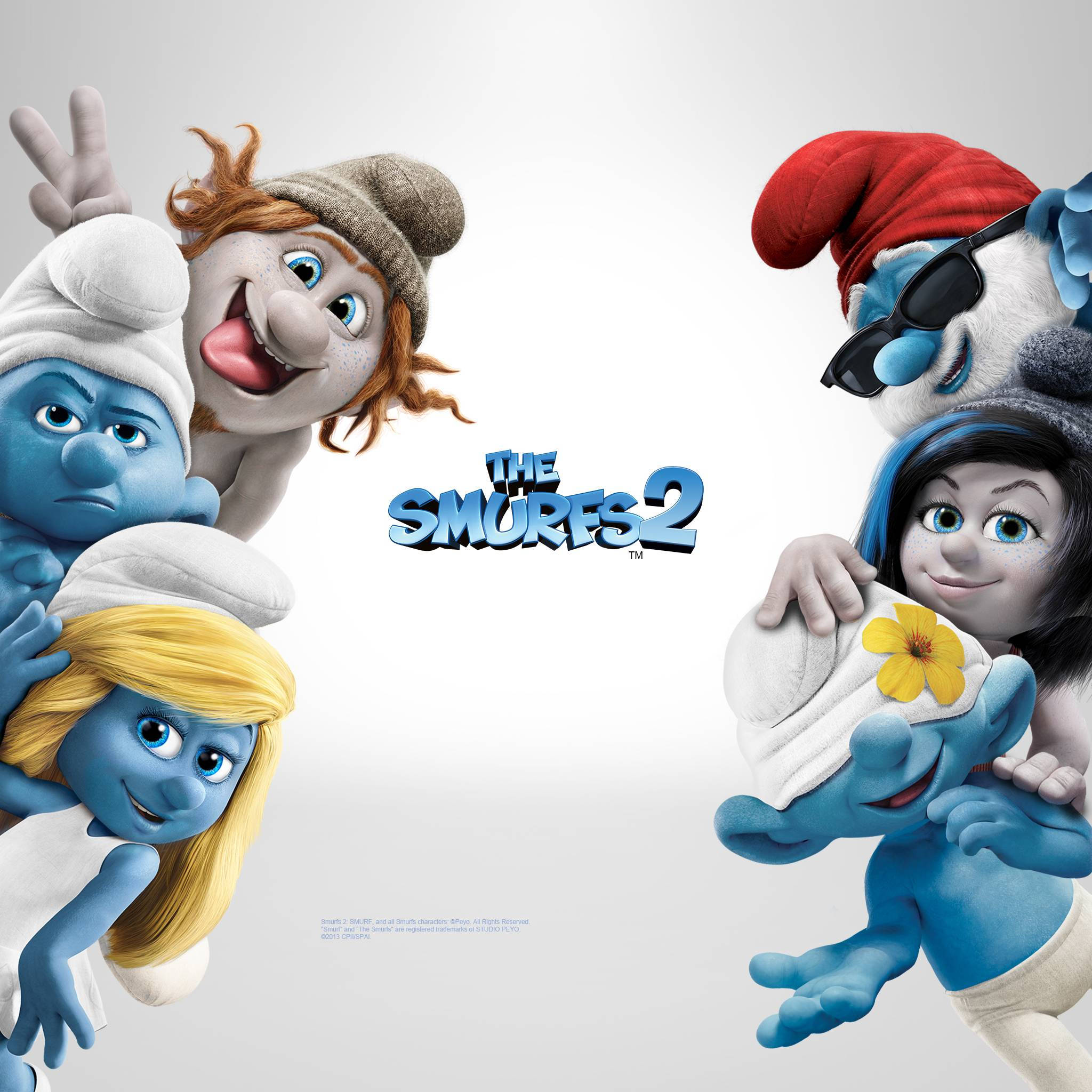 Smurfs 桌布 壁紙 — 一群充滿活力的藍色小精靈角色在純白色背景前頑皮地擺姿勢，電影標題顯眼地展示。